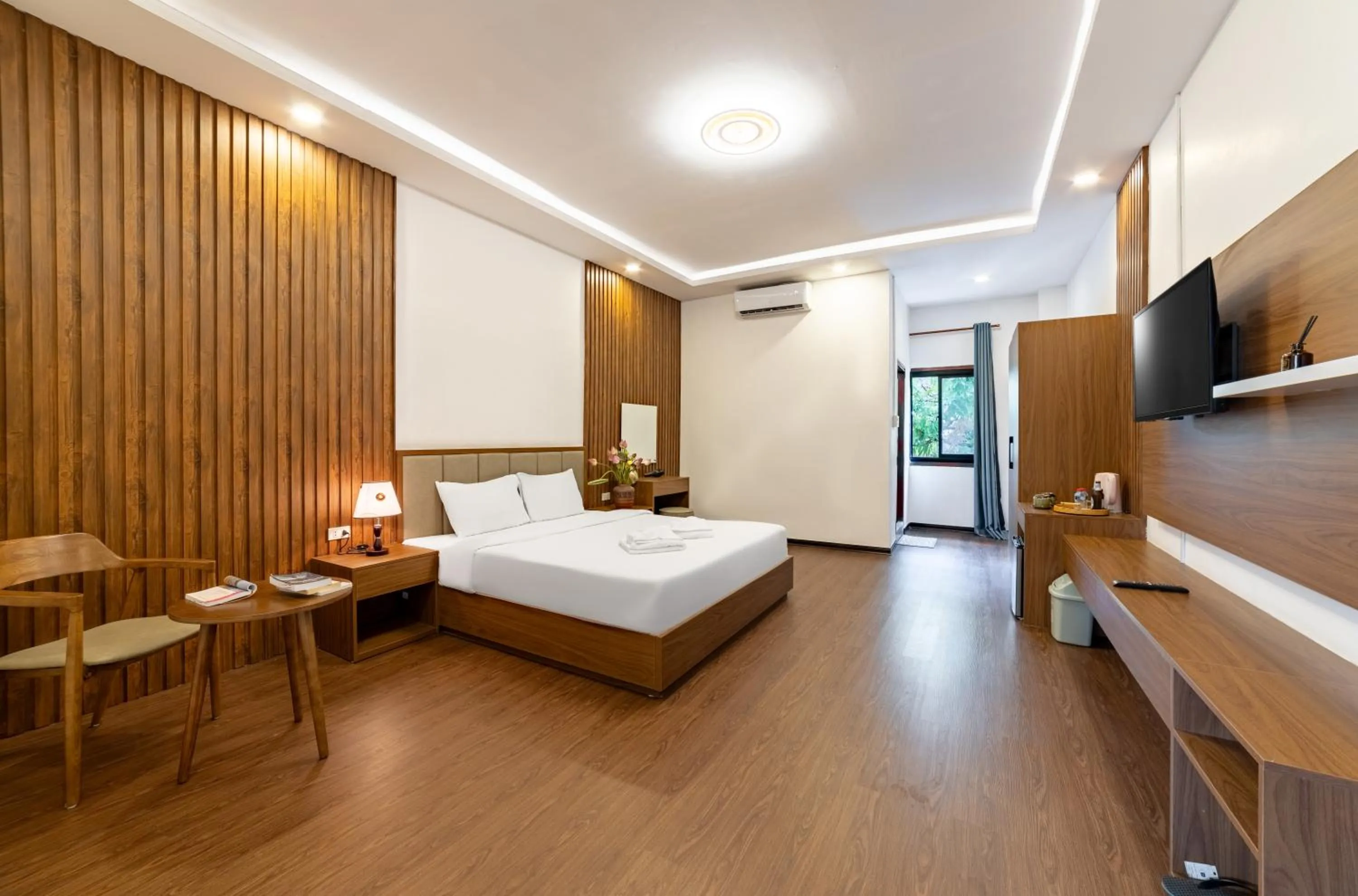 Bedroom, Bed in Peaceful Hotel