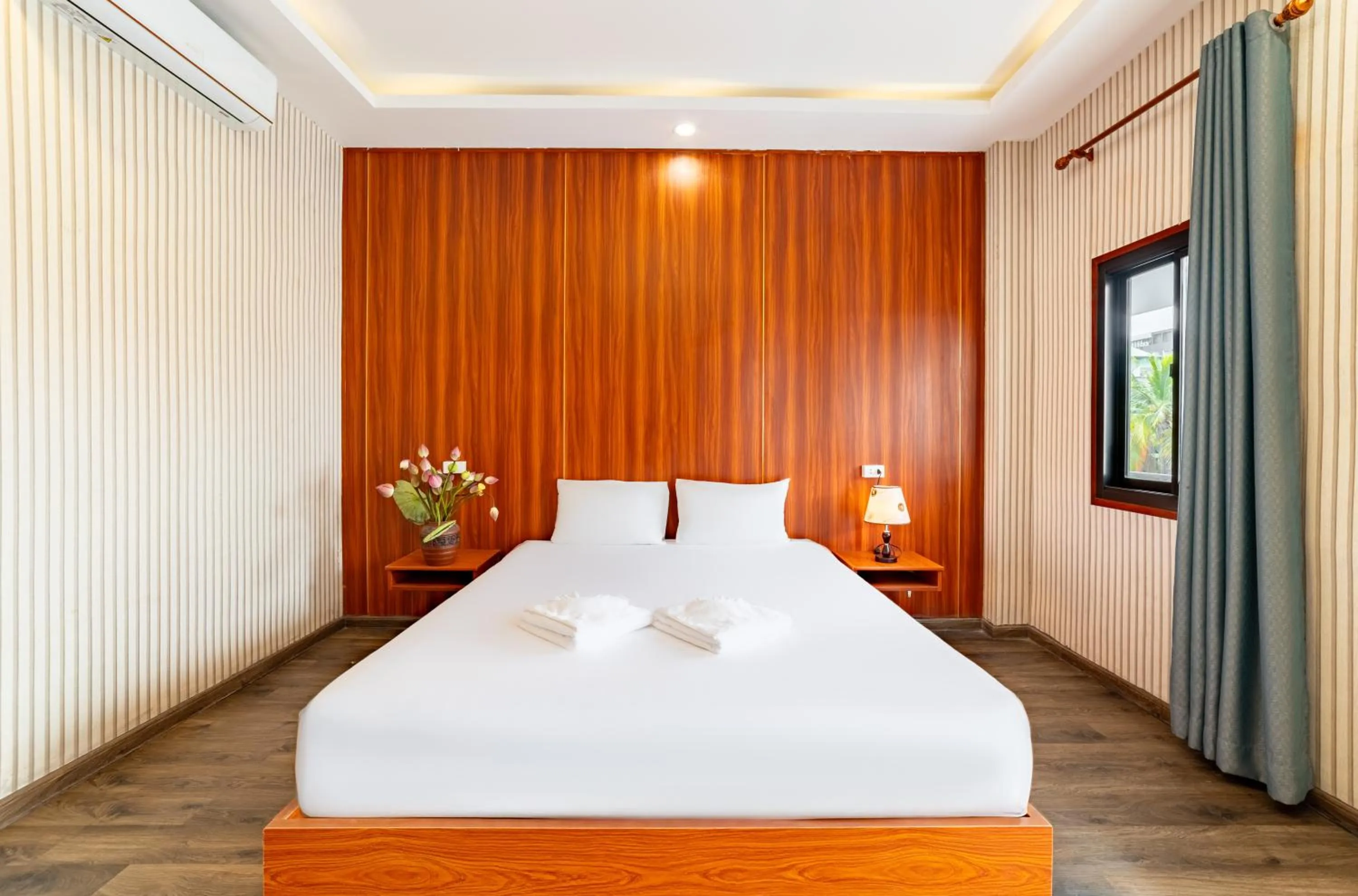 Bedroom, Bed in Peaceful Hotel