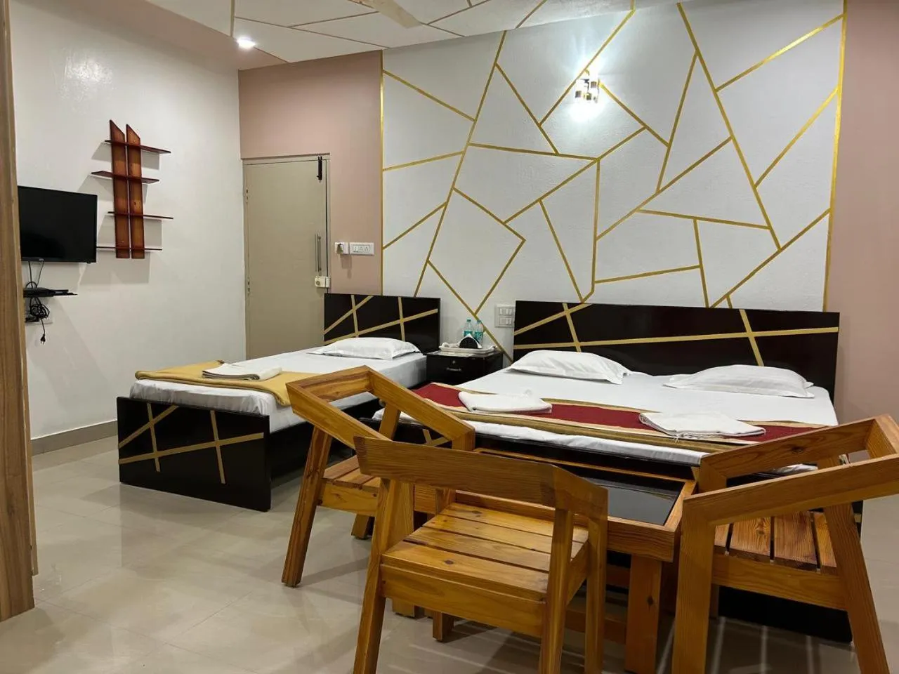 Bed in Royal comfort Inn