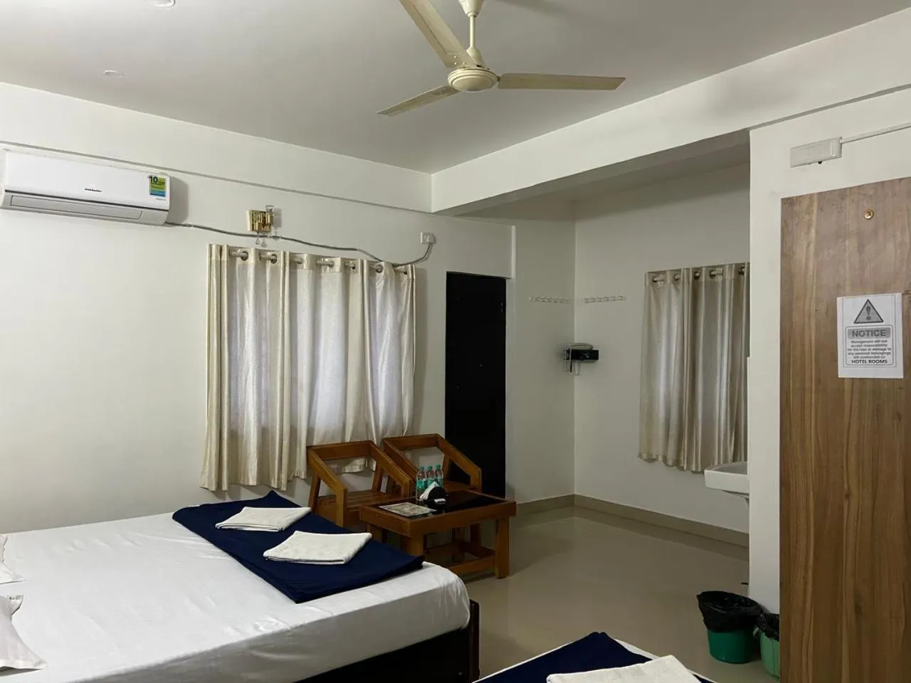 Bed in Royal comfort Inn