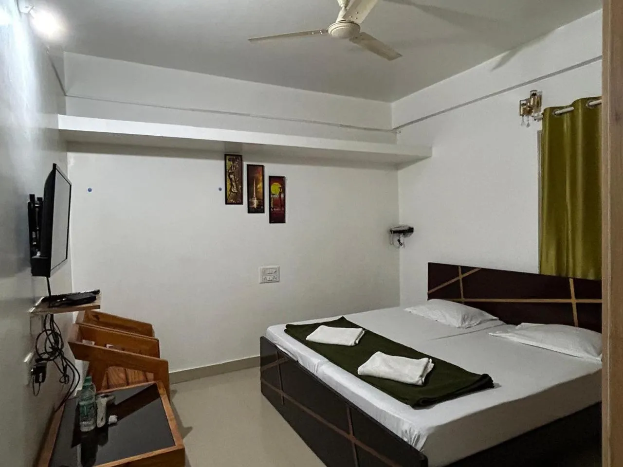 Bed in Royal comfort Inn