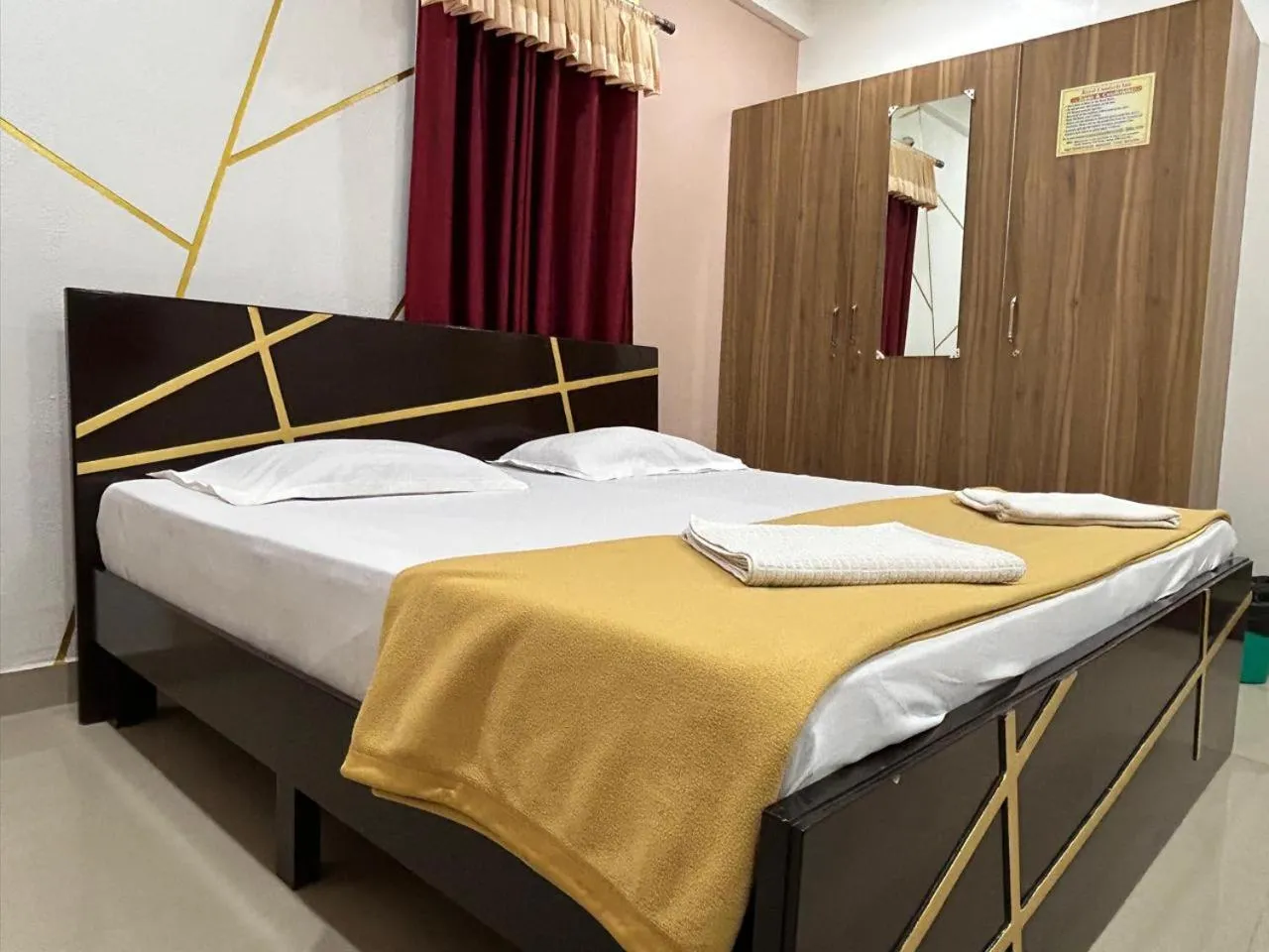 Bed in Royal comfort Inn