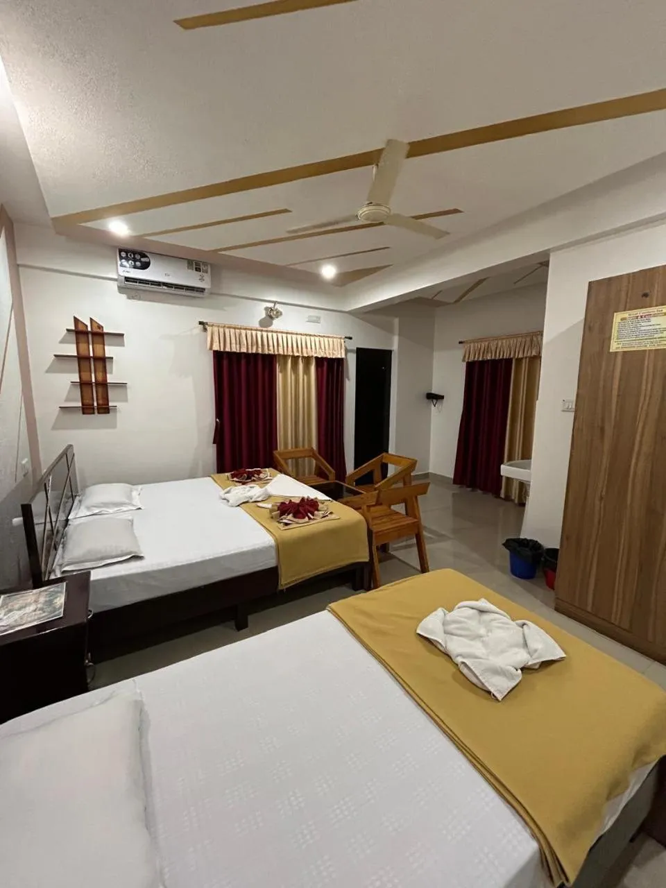 Bed in Royal comfort Inn