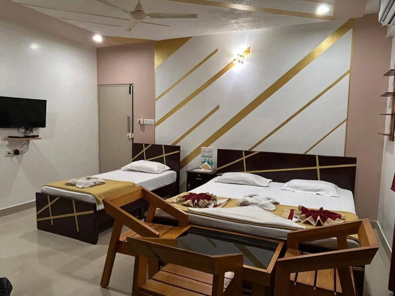 Bed in Royal comfort Inn