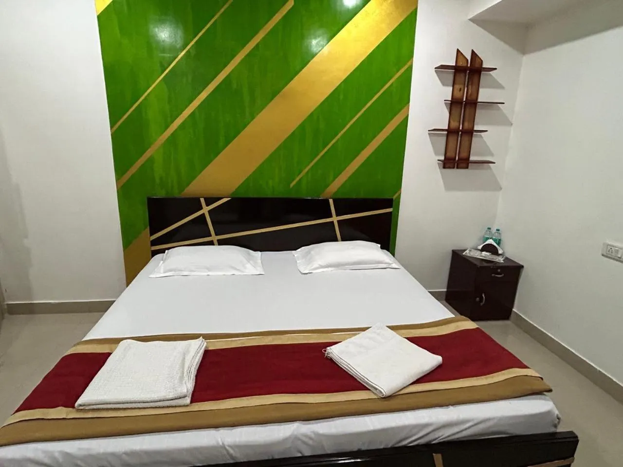 Bed in Royal comfort Inn