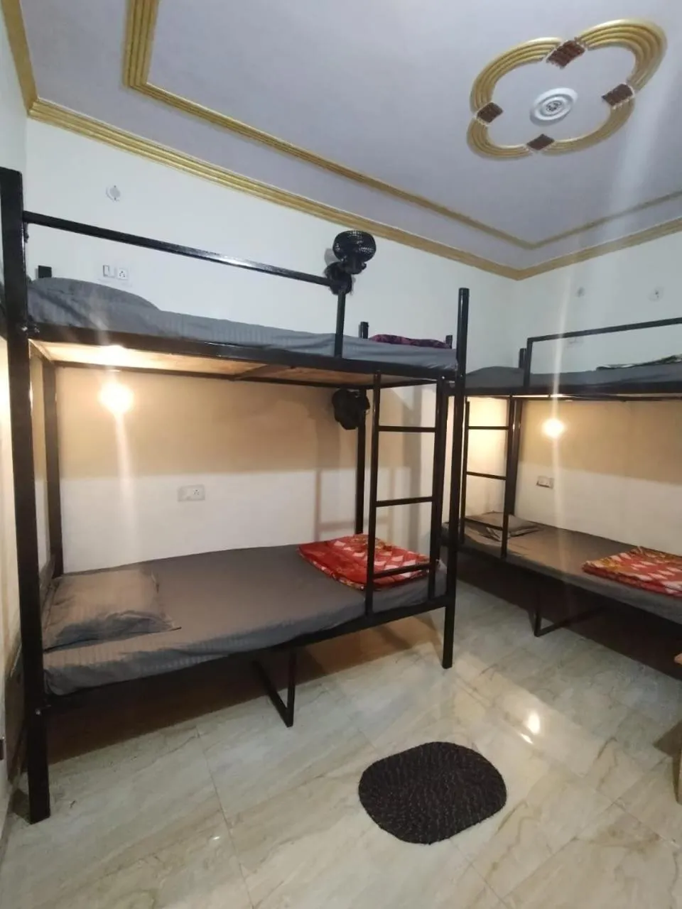 Bunk Bed in Mixed Dormitory Room in Milestone Homestay Agra