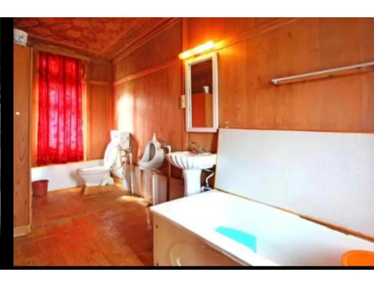 Bed in Taj Palace Houseboat, Srinagar