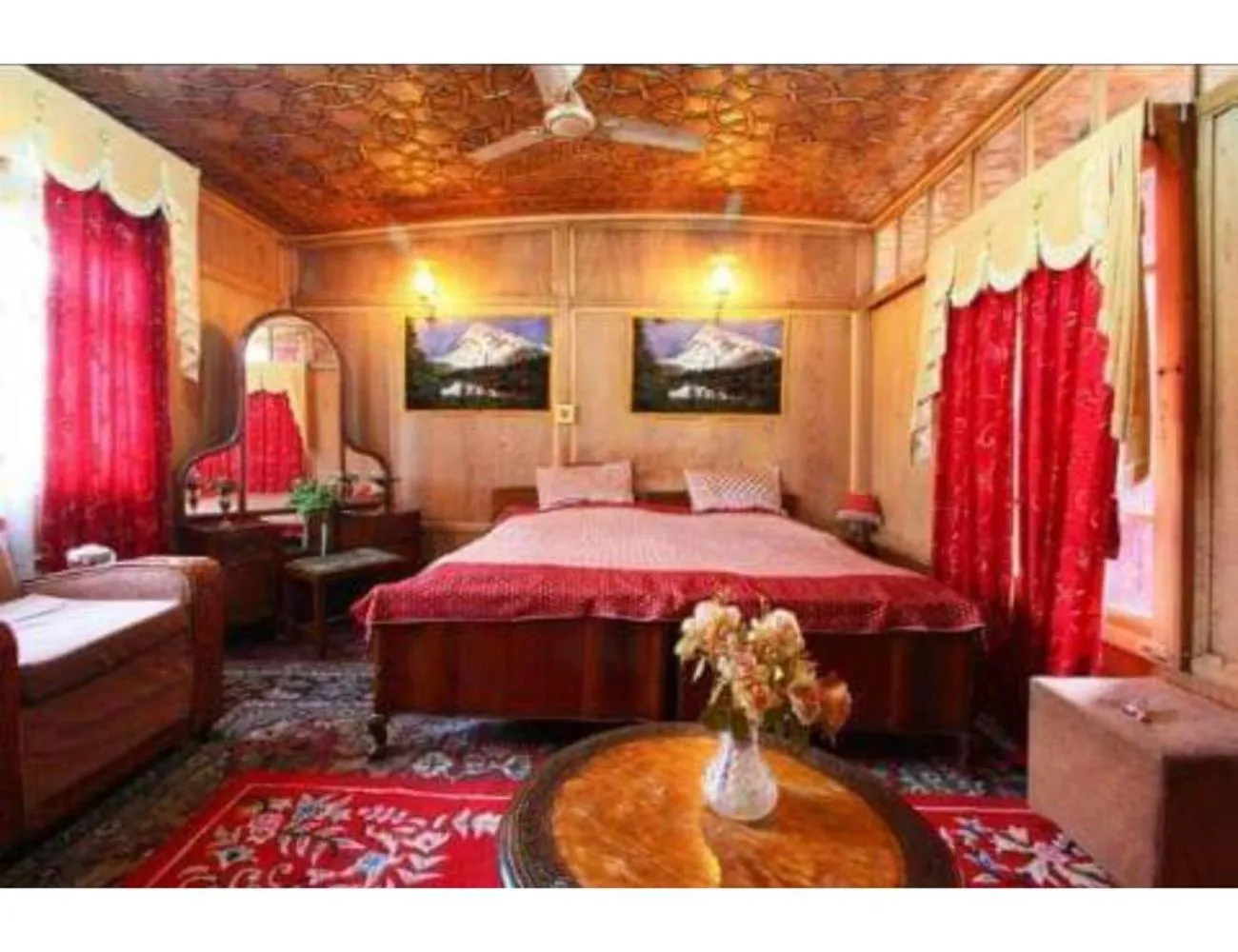 Bed in Taj Palace Houseboat, Srinagar