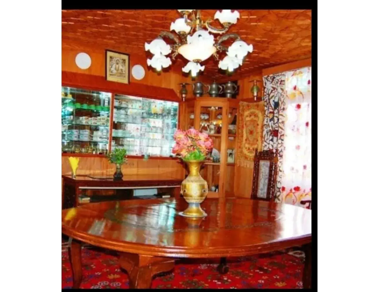 Lounge or bar in Taj Palace Houseboat, Srinagar Lounge or bar in Taj Palace Houseboat, Srinagar
