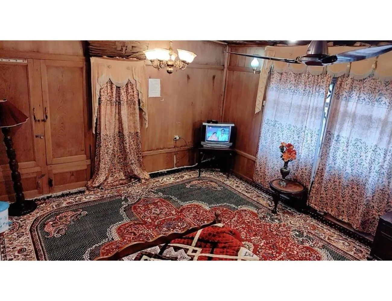 Communal lounge/ TV room, Bed in Taj Palace Houseboat, Srinagar