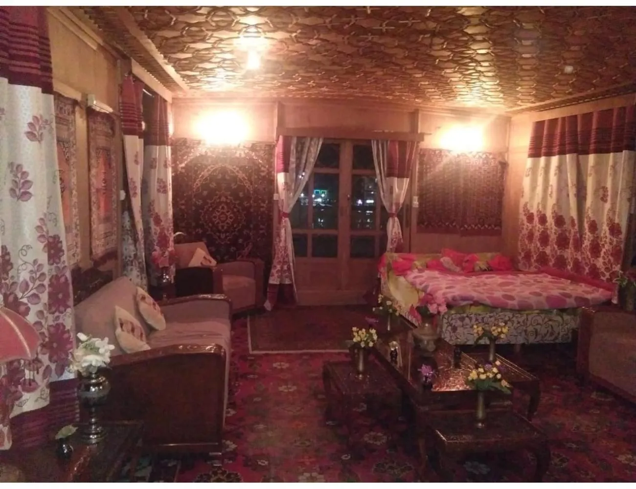 Bed in Taj Palace Houseboat, Srinagar
