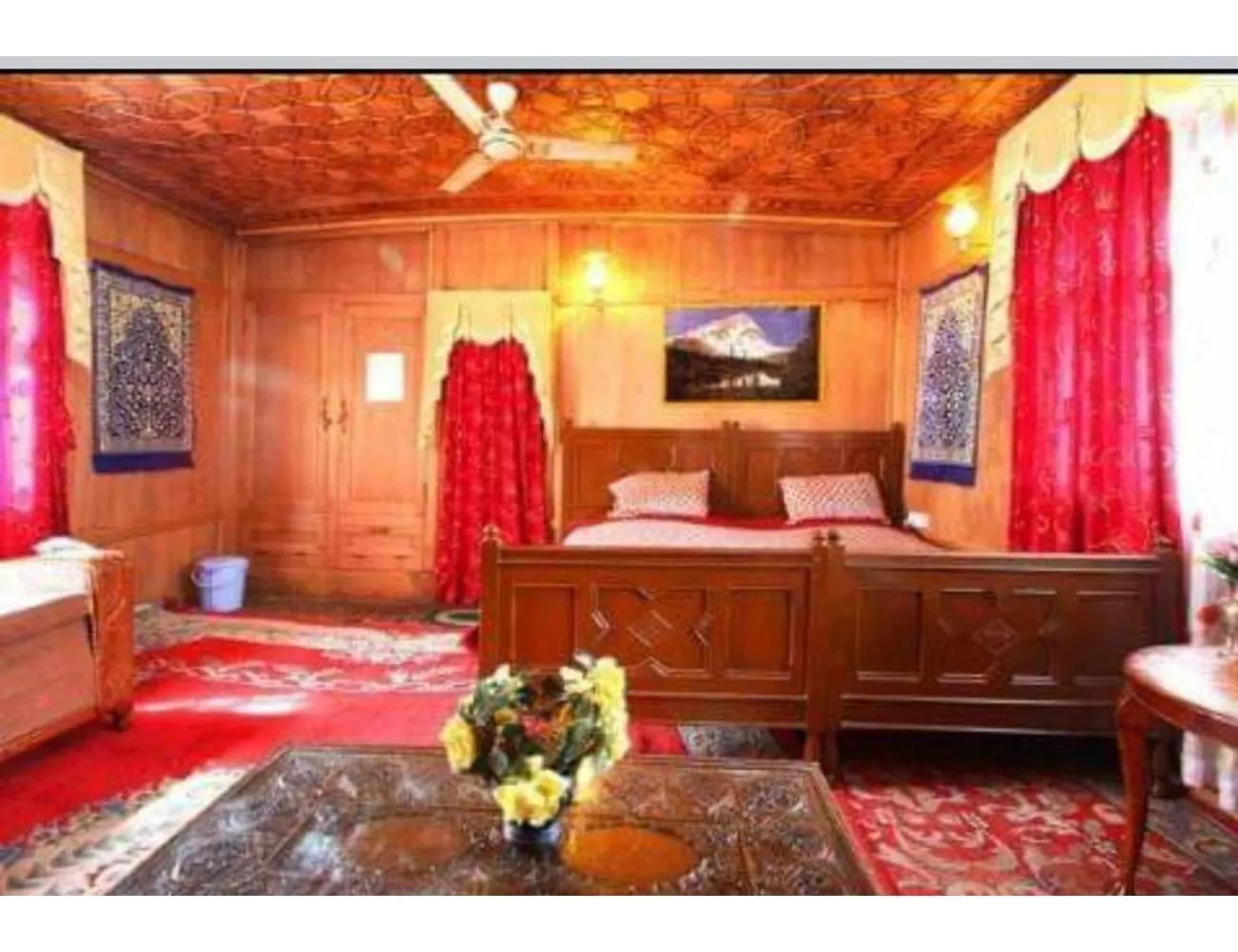 Bed in Taj Palace Houseboat, Srinagar
