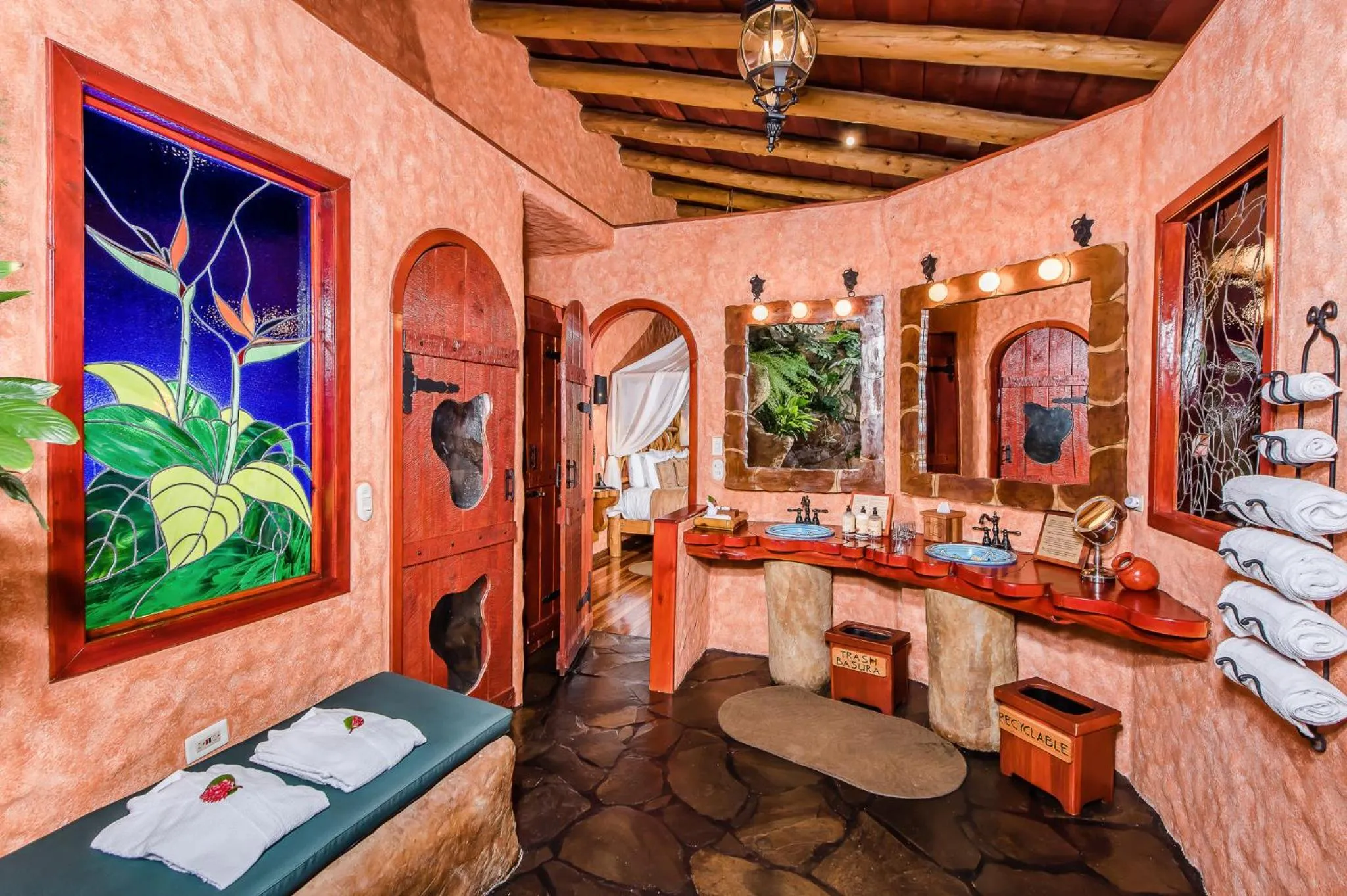 Toilet, Bed in Peace Lodge