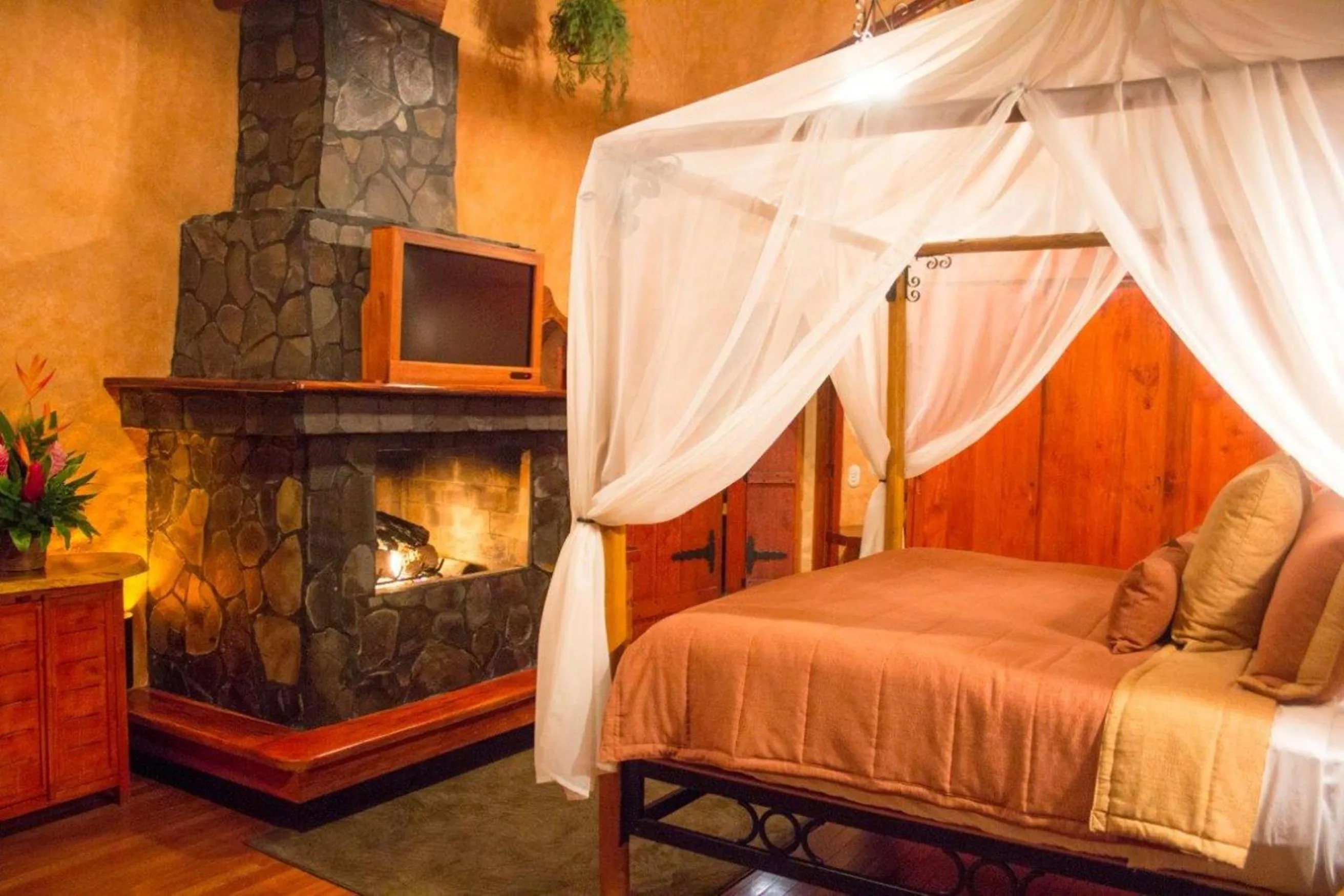 Photo of the whole room, Bed in Peace Lodge