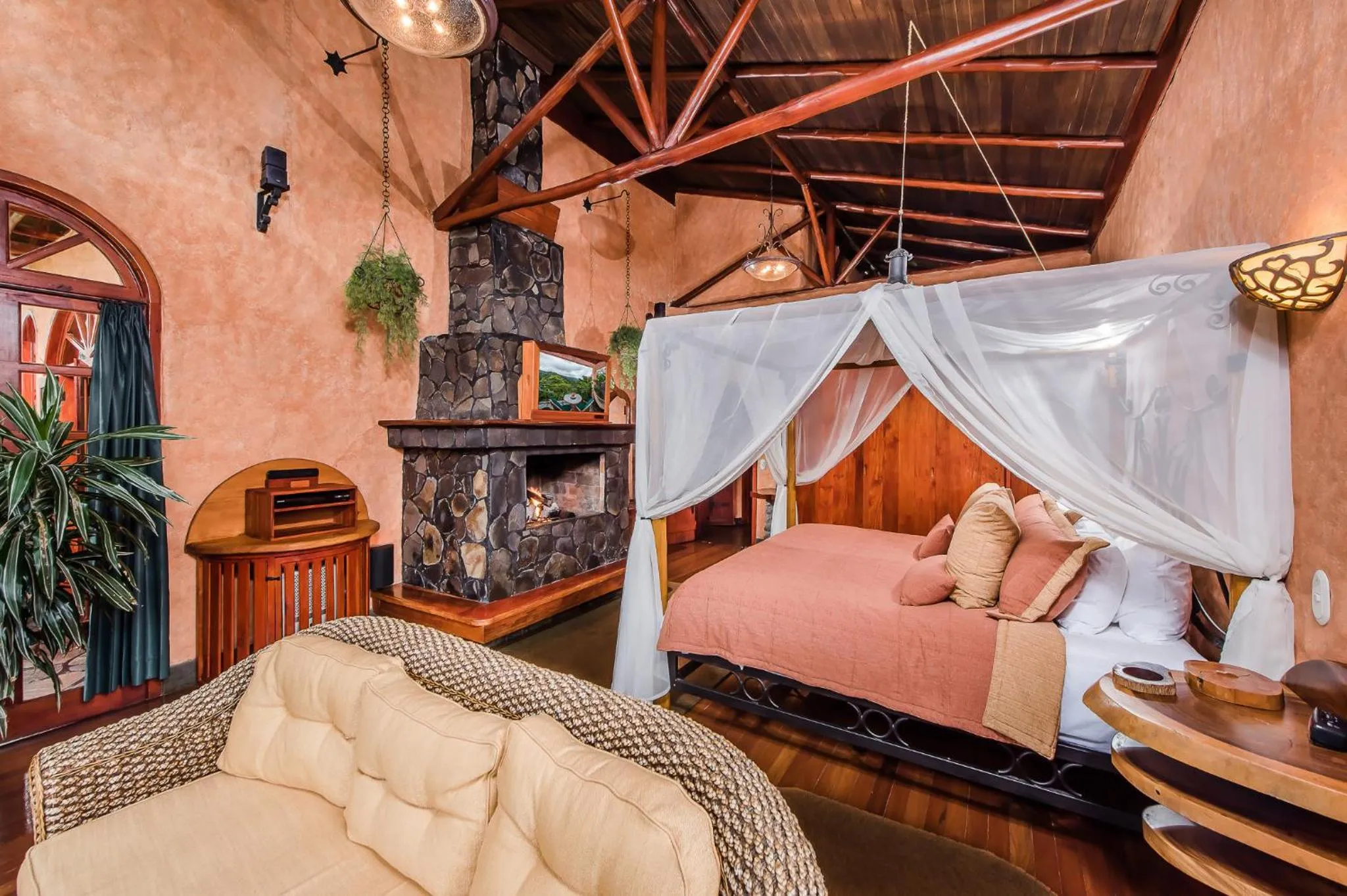 Photo of the whole room, Bed in Peace Lodge