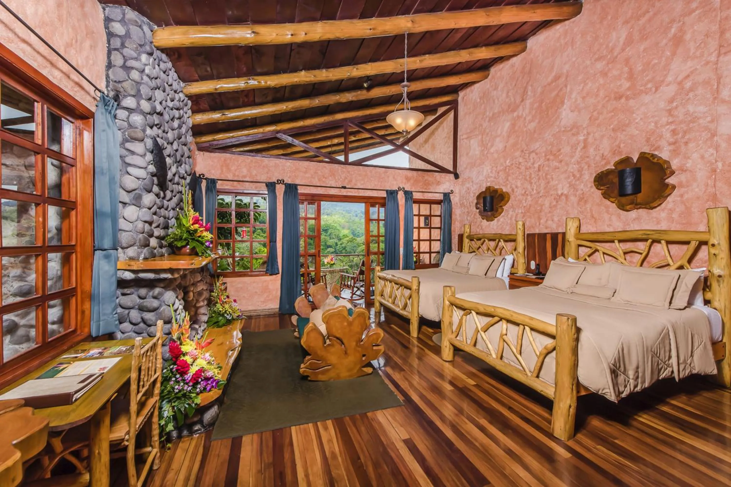 Photo of the whole room, Bed in Peace Lodge