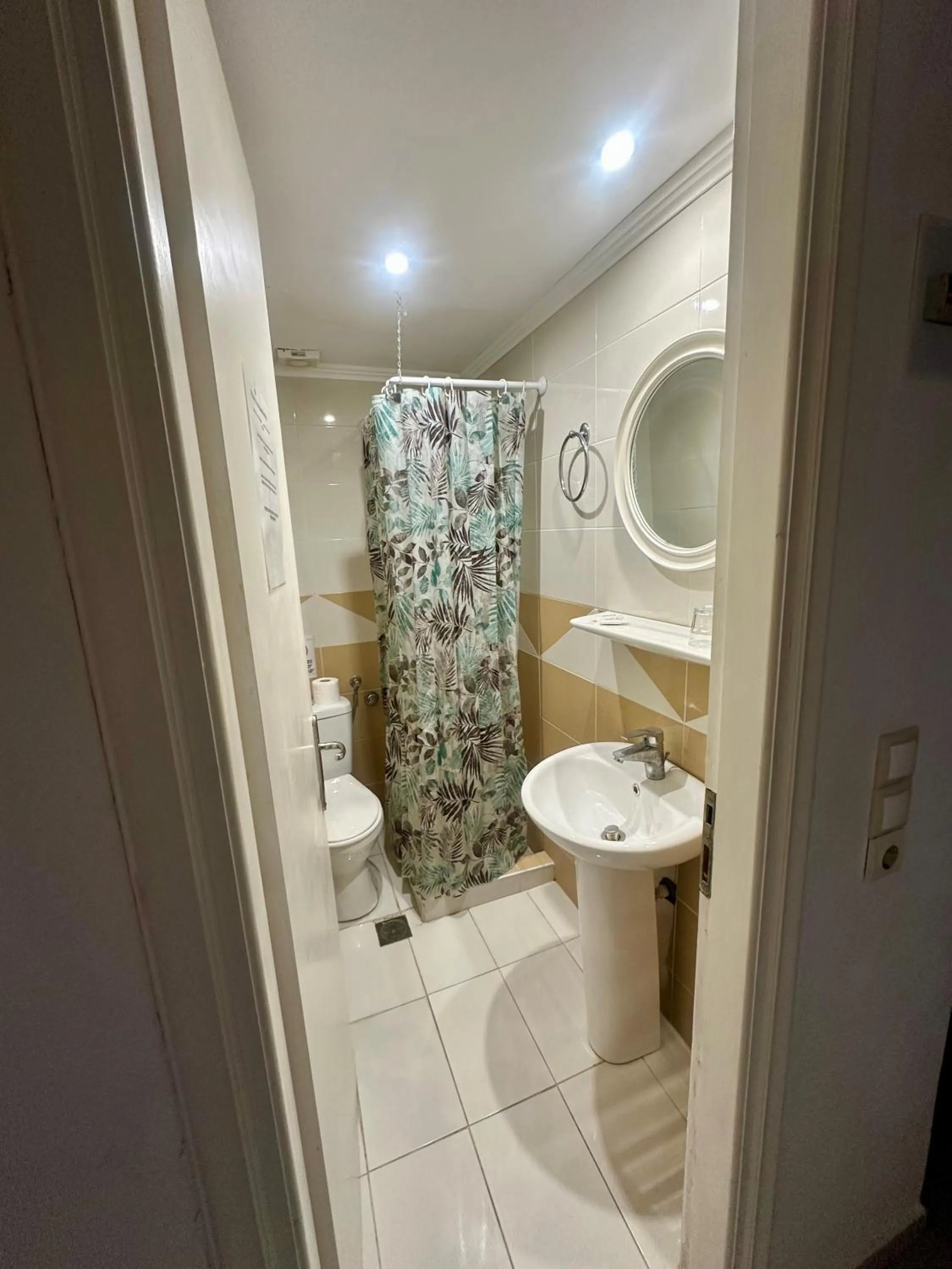 Shower in Hotel Lenox