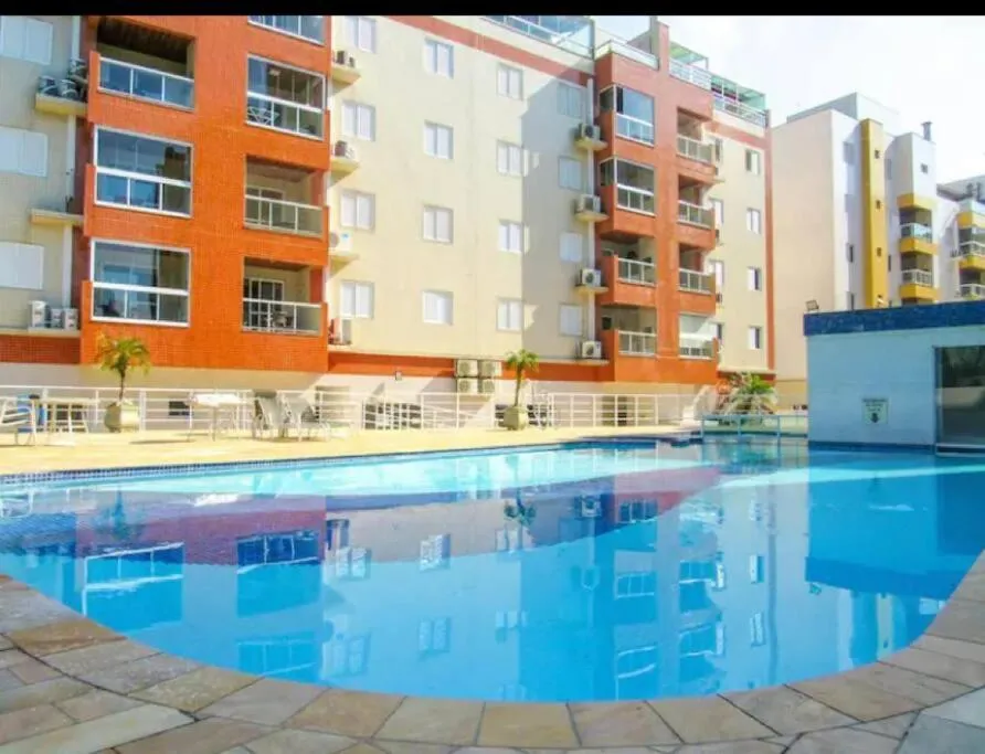 Swimming pool in Apartamento confortável praia grande Ubatuba