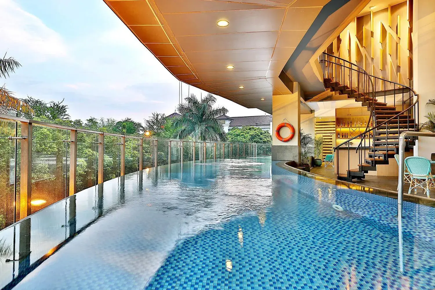 Swimming pool in THE 1O1 Jakarta Sedayu Darmawangsa Swimming pool in THE 1O1 Jakarta Sedayu Darmawangsa