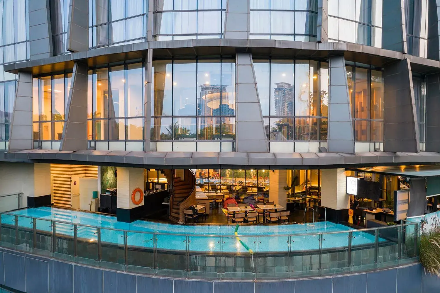 Swimming pool in THE 1O1 Jakarta Sedayu Darmawangsa Swimming pool in THE 1O1 Jakarta Sedayu Darmawangsa