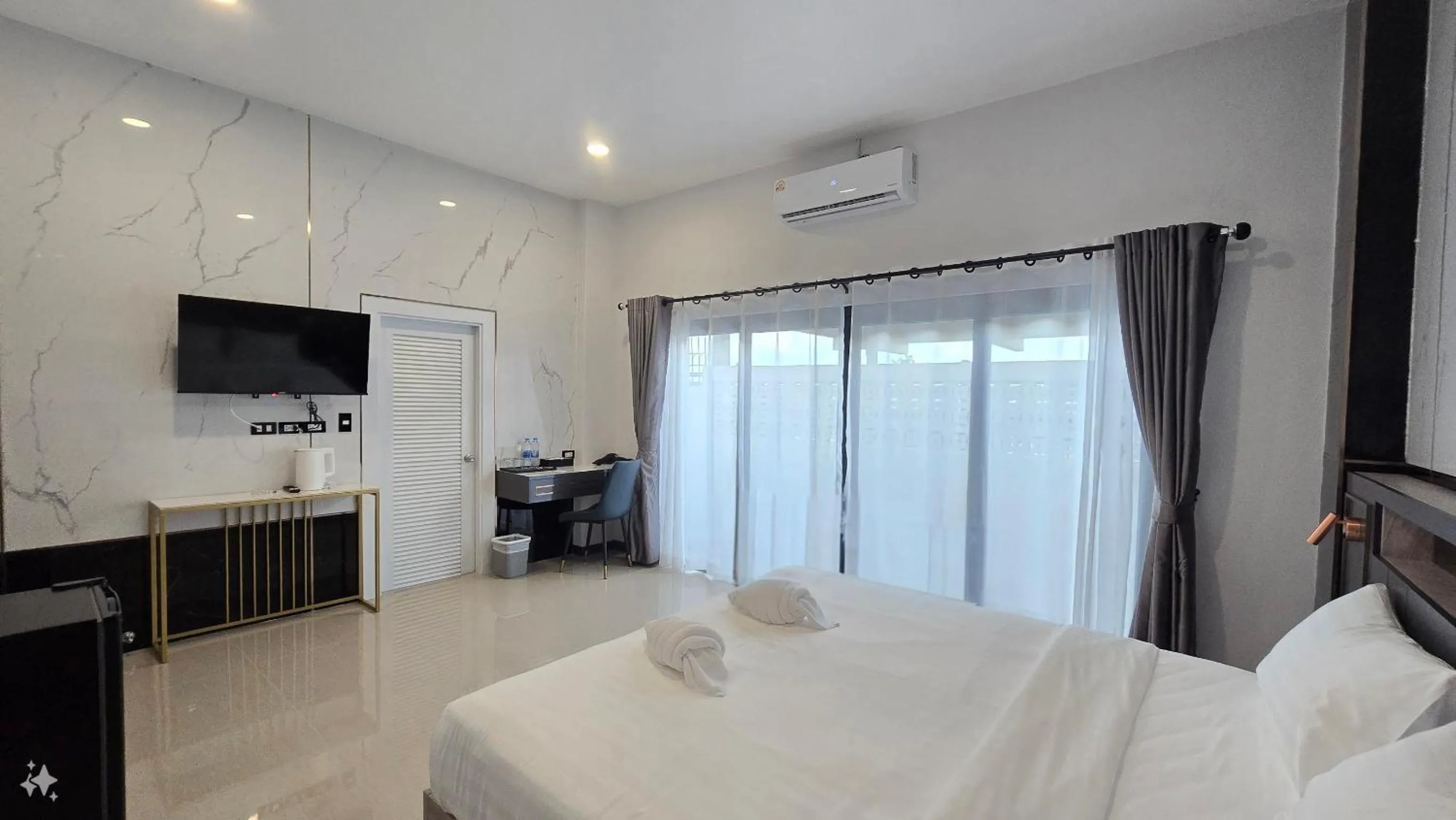 Photo of the whole room, Bed in Smile Boutique at Saiyuan
