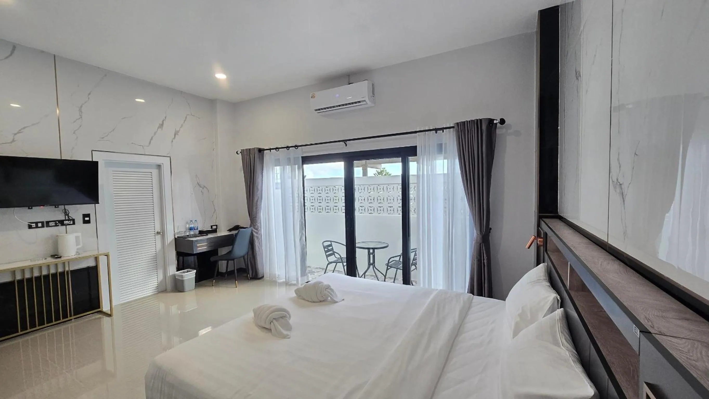 Bedroom, Bed in Smile Boutique at Saiyuan