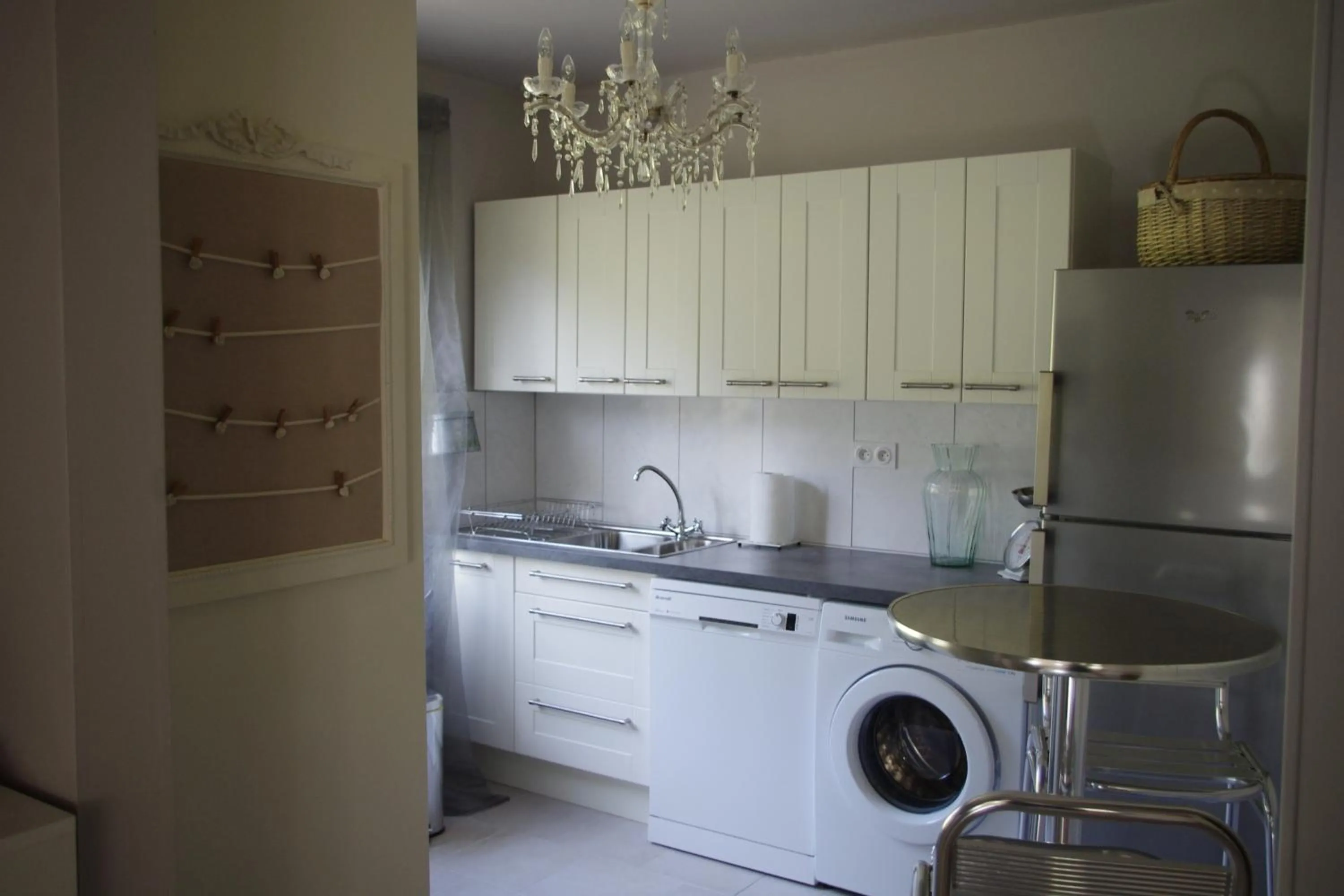 Kitchen or kitchenette in Le Clos des Camélias, 4 chambres- 8 personnes- 300m de la plage