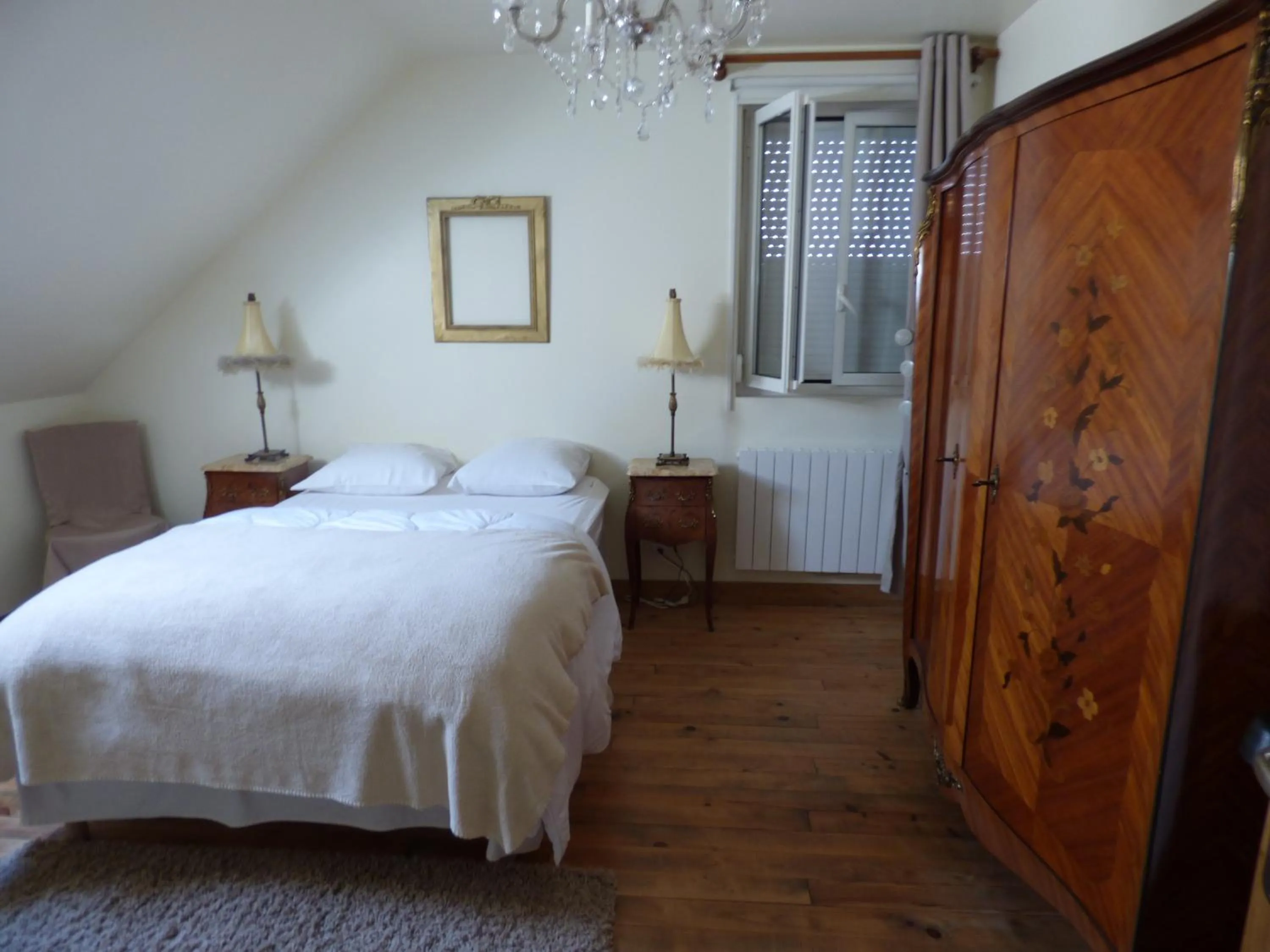 Bedroom, Bed in Le Clos des Camélias, 4 chambres- 8 personnes- 300m de la plage