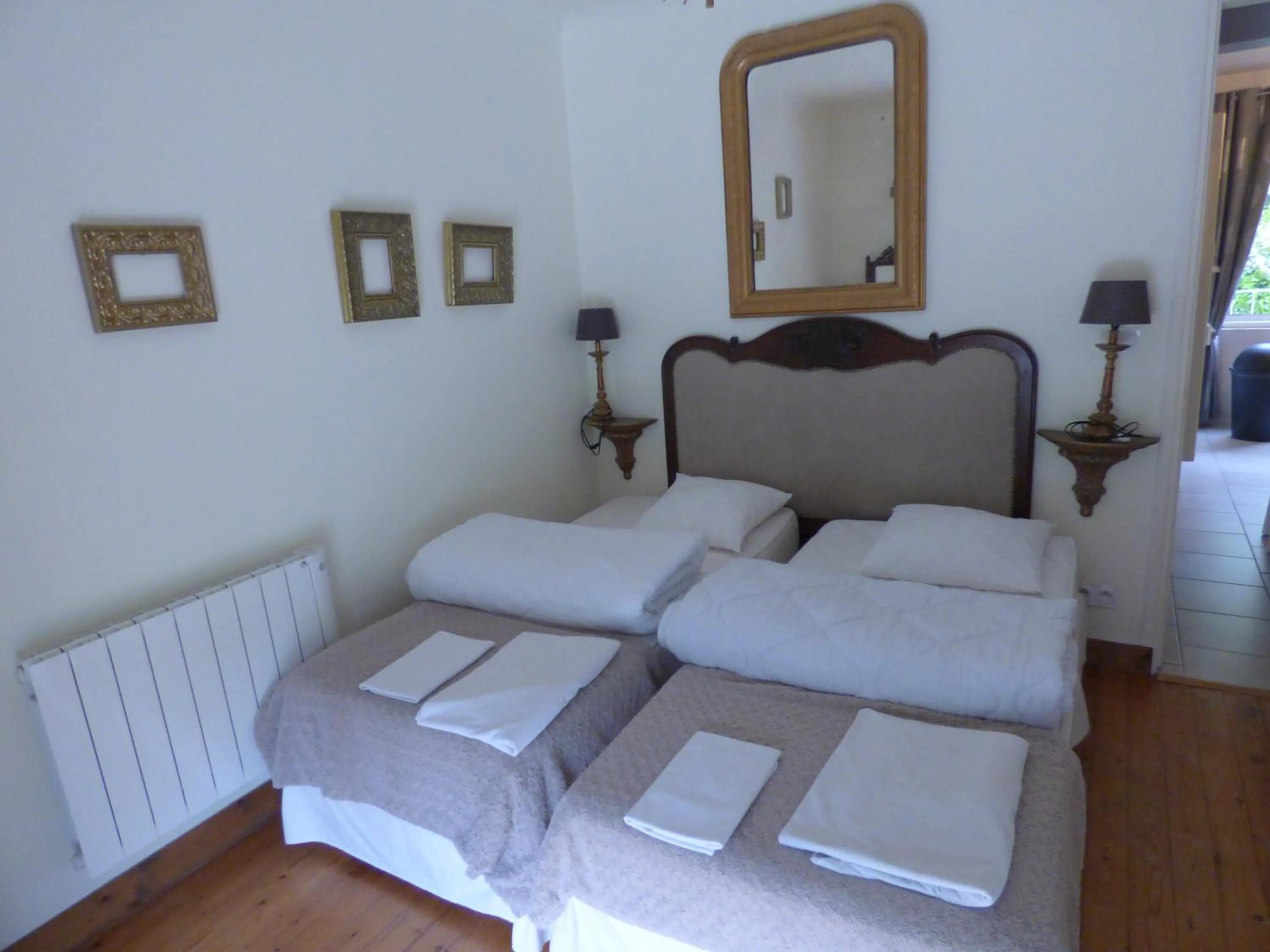 Bed in Le Clos des Camélias, 4 chambres- 8 personnes- 300m de la plage