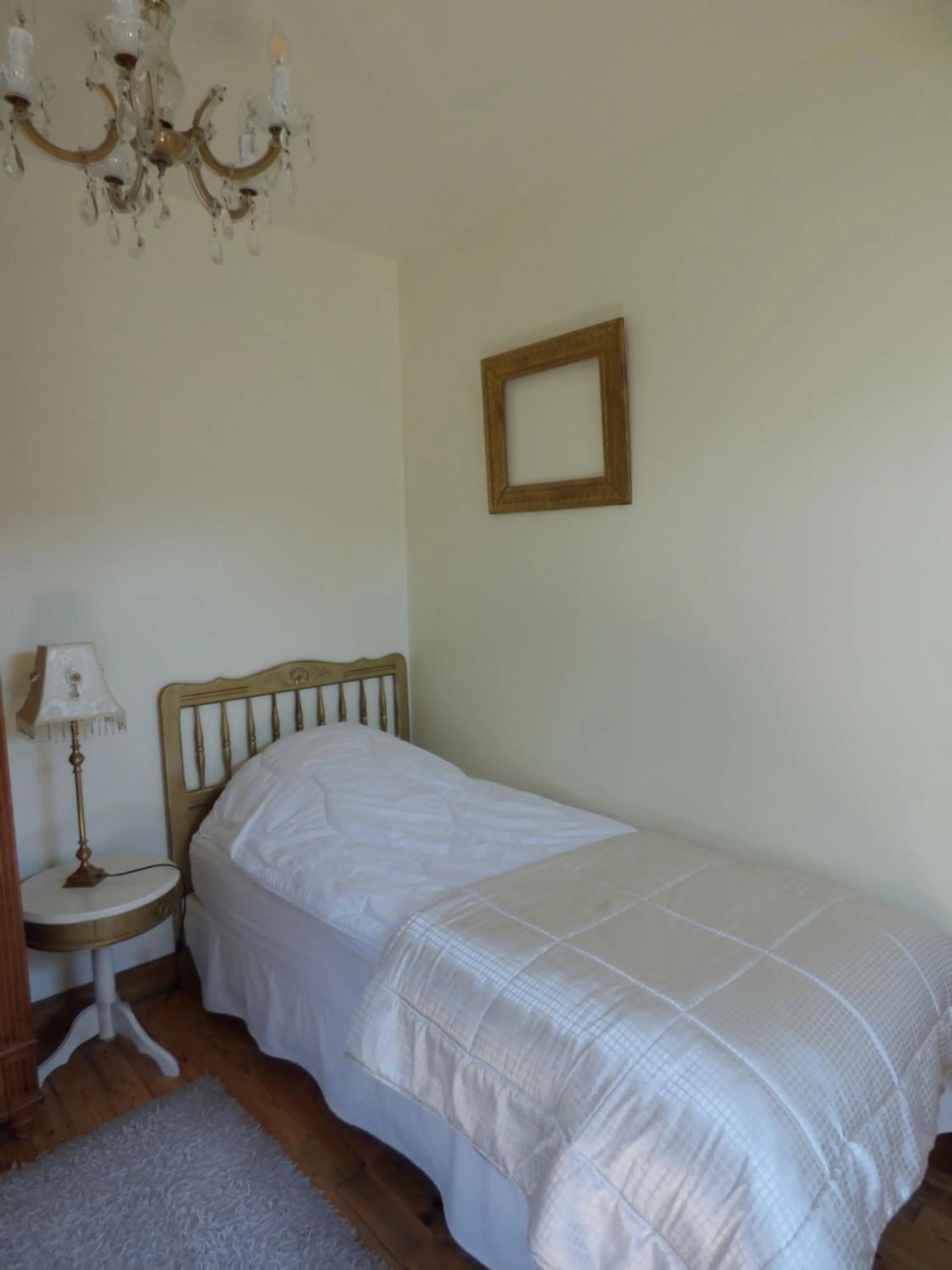 Bedroom, Bed in Le Clos des Camélias, 4 chambres- 8 personnes- 300m de la plage