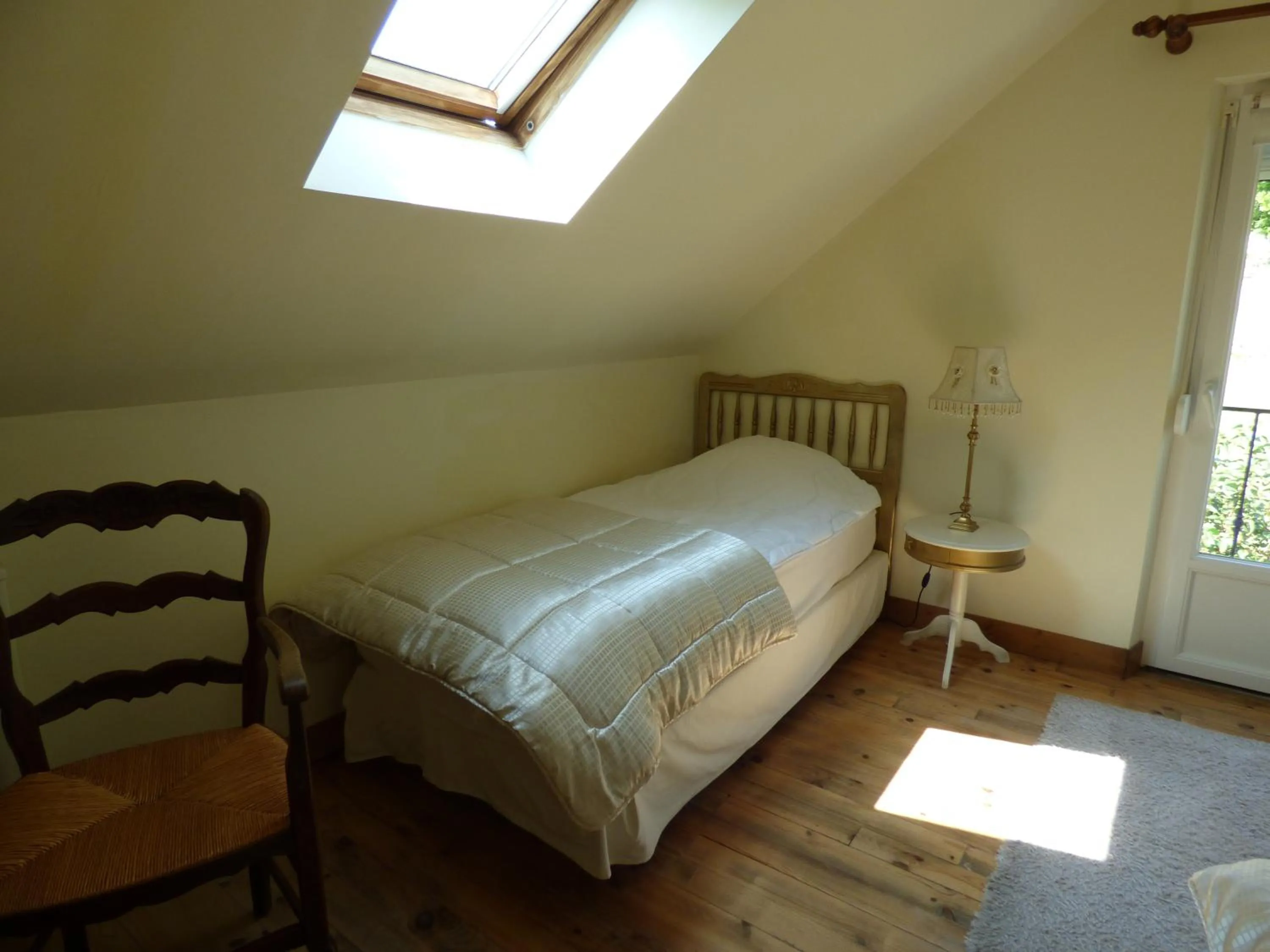 Bedroom, Bed in Le Clos des Camélias, 4 chambres- 8 personnes- 300m de la plage