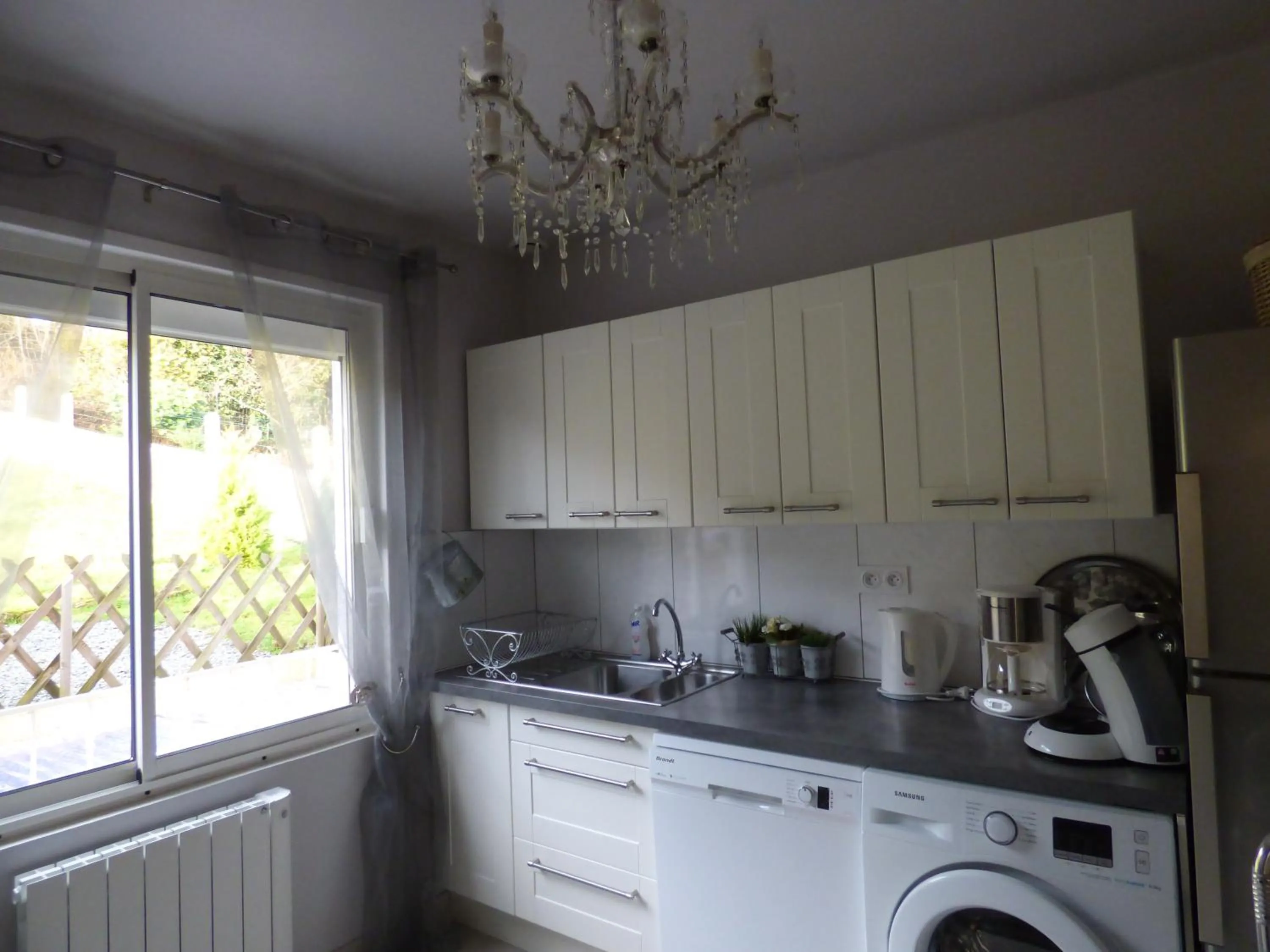 Kitchen or kitchenette in Le Clos des Camélias, 4 chambres- 8 personnes- 300m de la plage