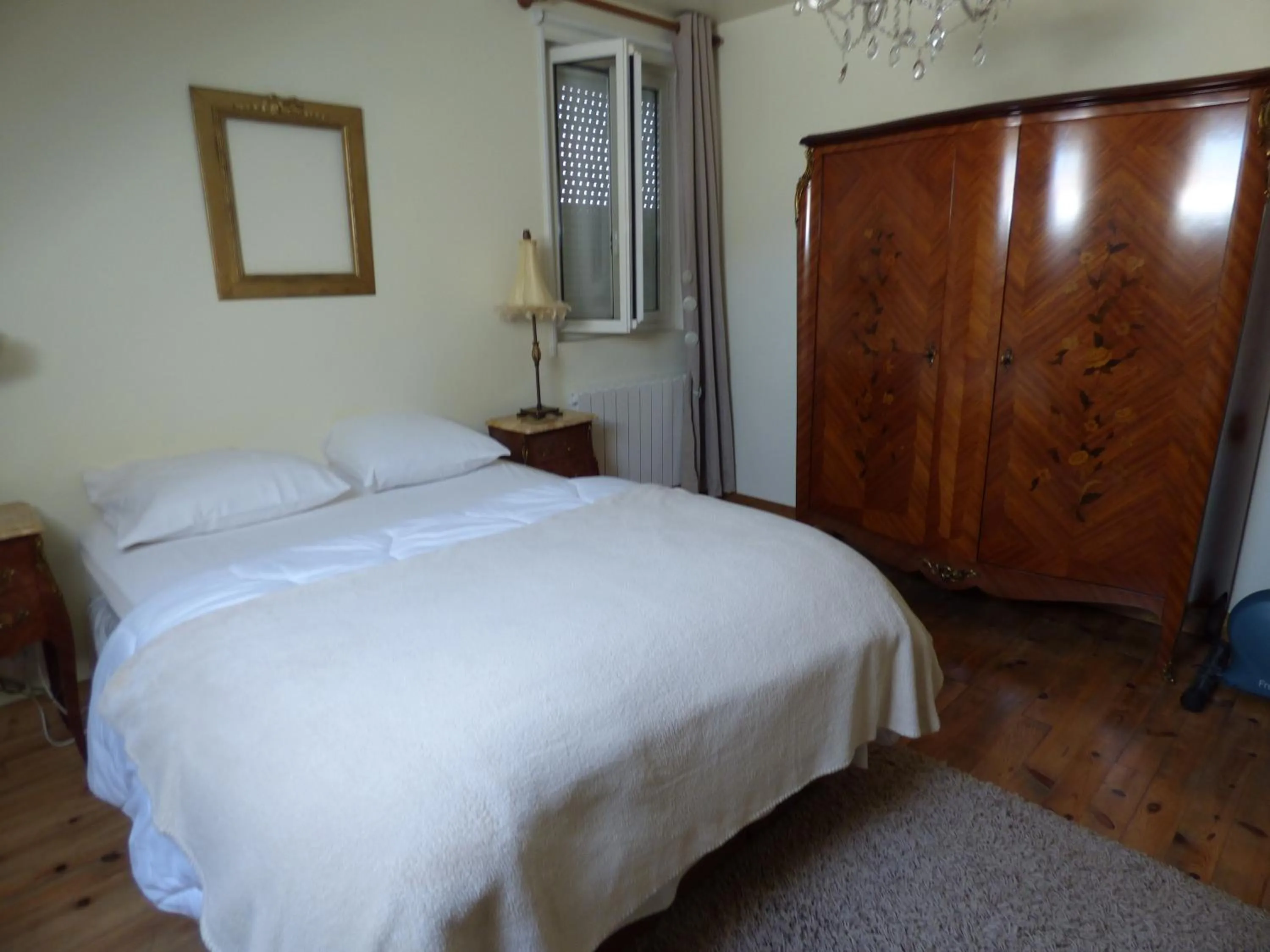 Bedroom, Bed in Le Clos des Camélias, 4 chambres- 8 personnes- 300m de la plage