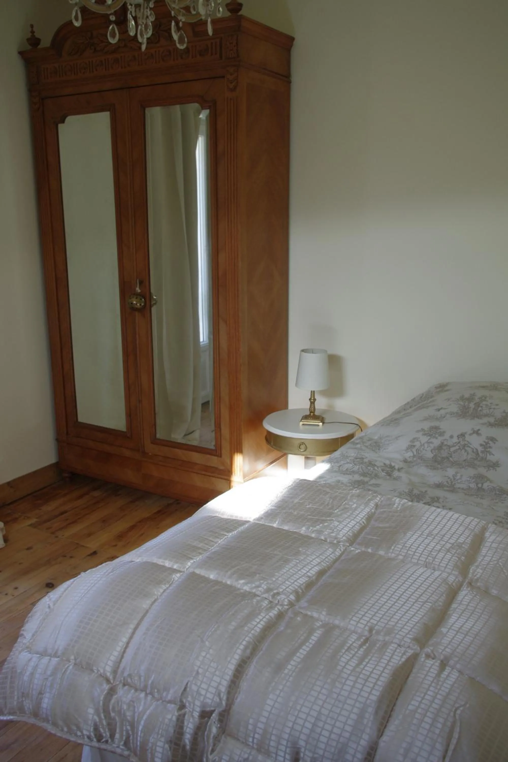 Bedroom, Bed in Le Clos des Camélias, 4 chambres- 8 personnes- 300m de la plage