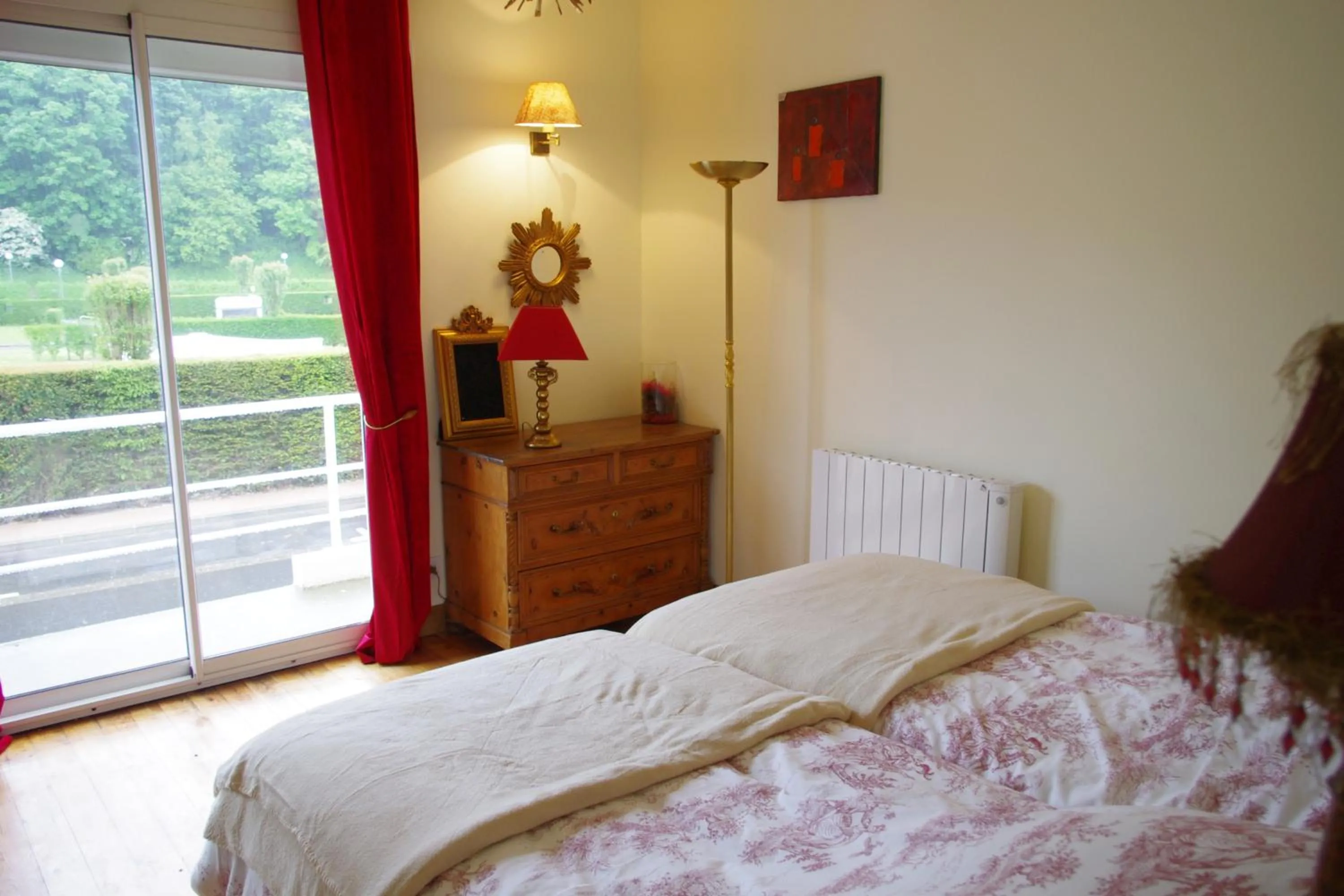 Photo of the whole room, Bed in Le Clos des Camélias, 4 chambres- 8 personnes- 300m de la plage