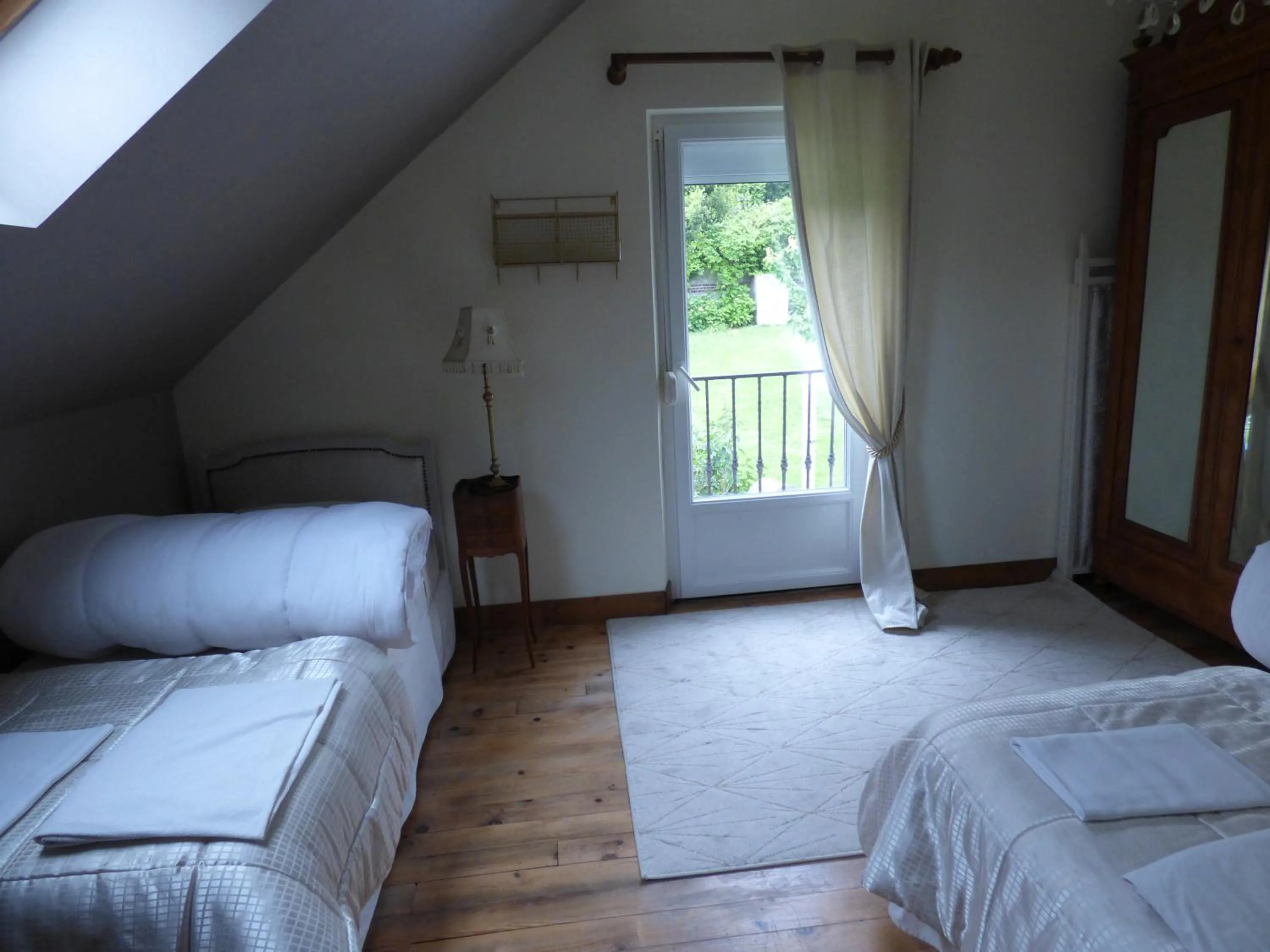 Bed in Le Clos des Camélias, 4 chambres- 8 personnes- 300m de la plage