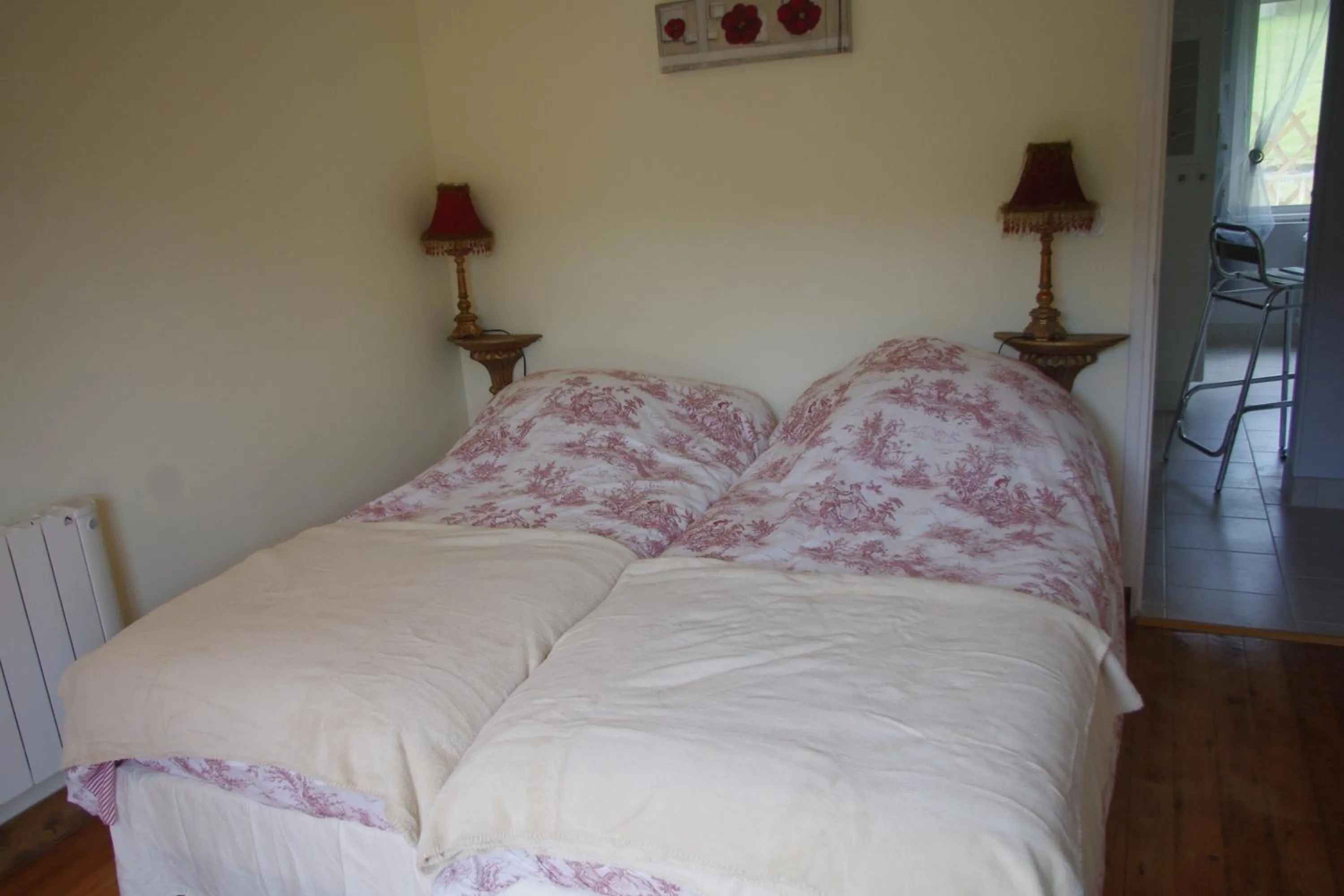 Bedroom, Bed in Le Clos des Camélias, 4 chambres- 8 personnes- 300m de la plage