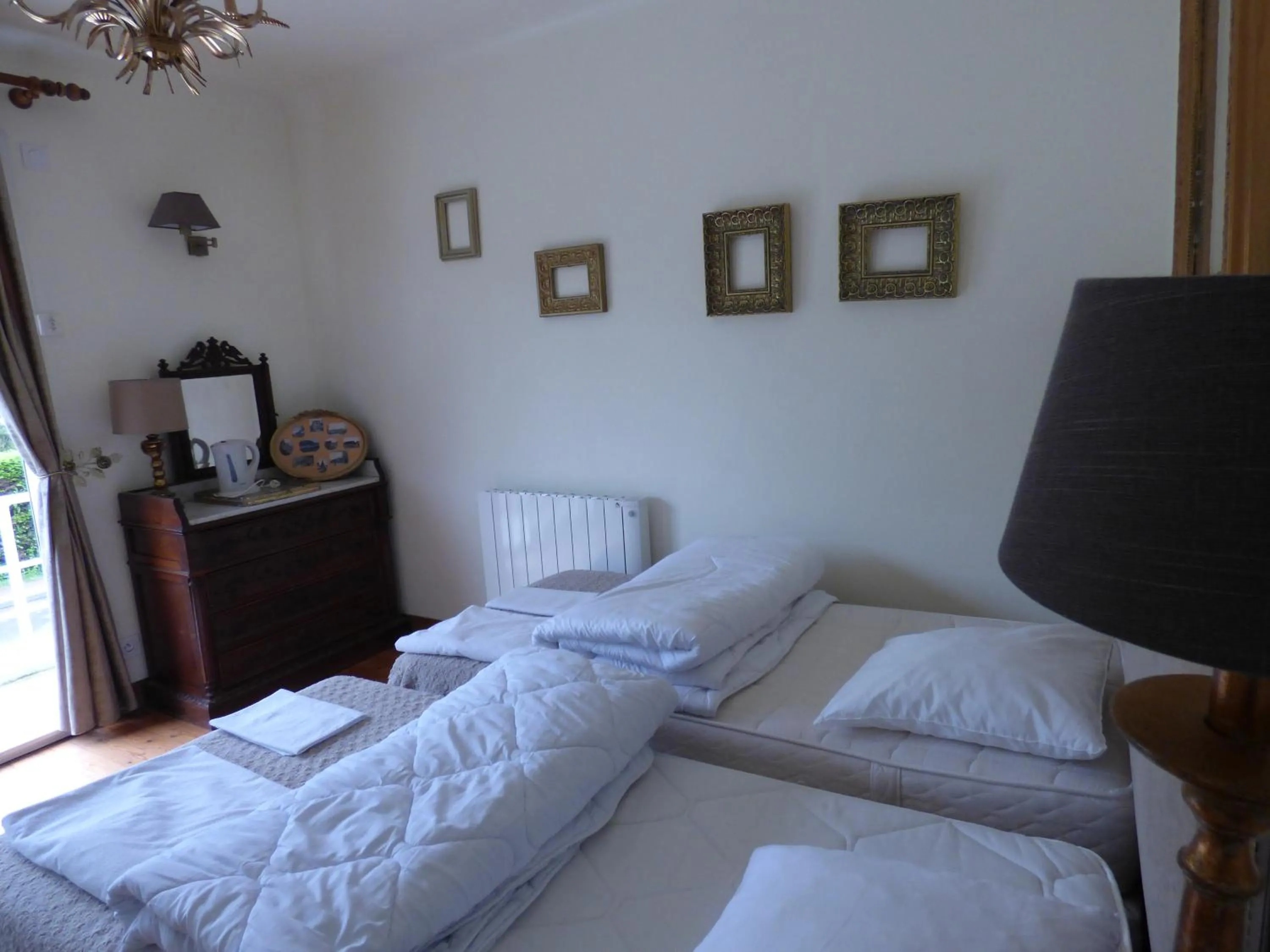 Bed in Le Clos des Camélias, 4 chambres- 8 personnes- 300m de la plage