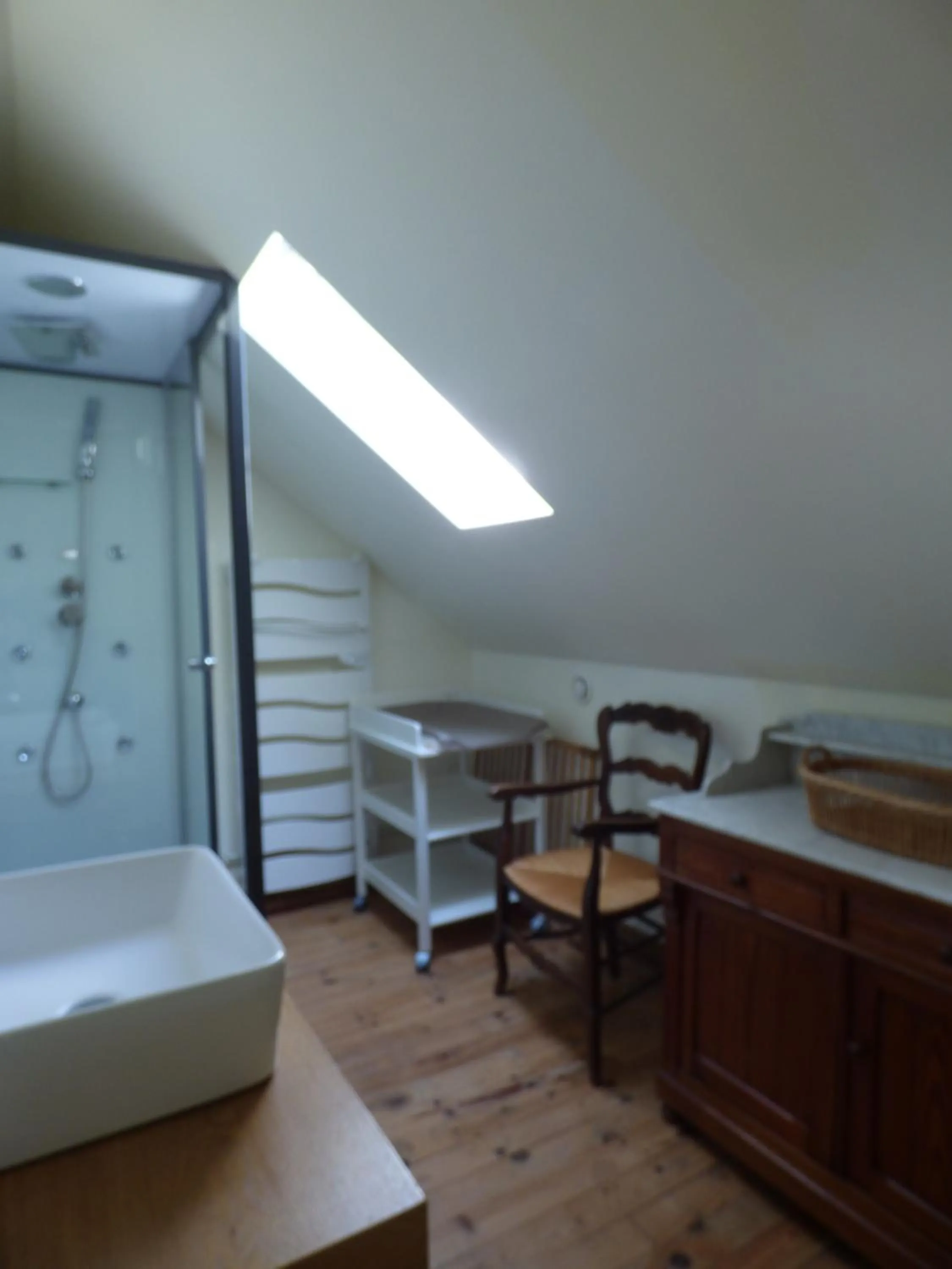 Bathroom, Bed in Le Clos des Camélias, 4 chambres- 8 personnes- 300m de la plage