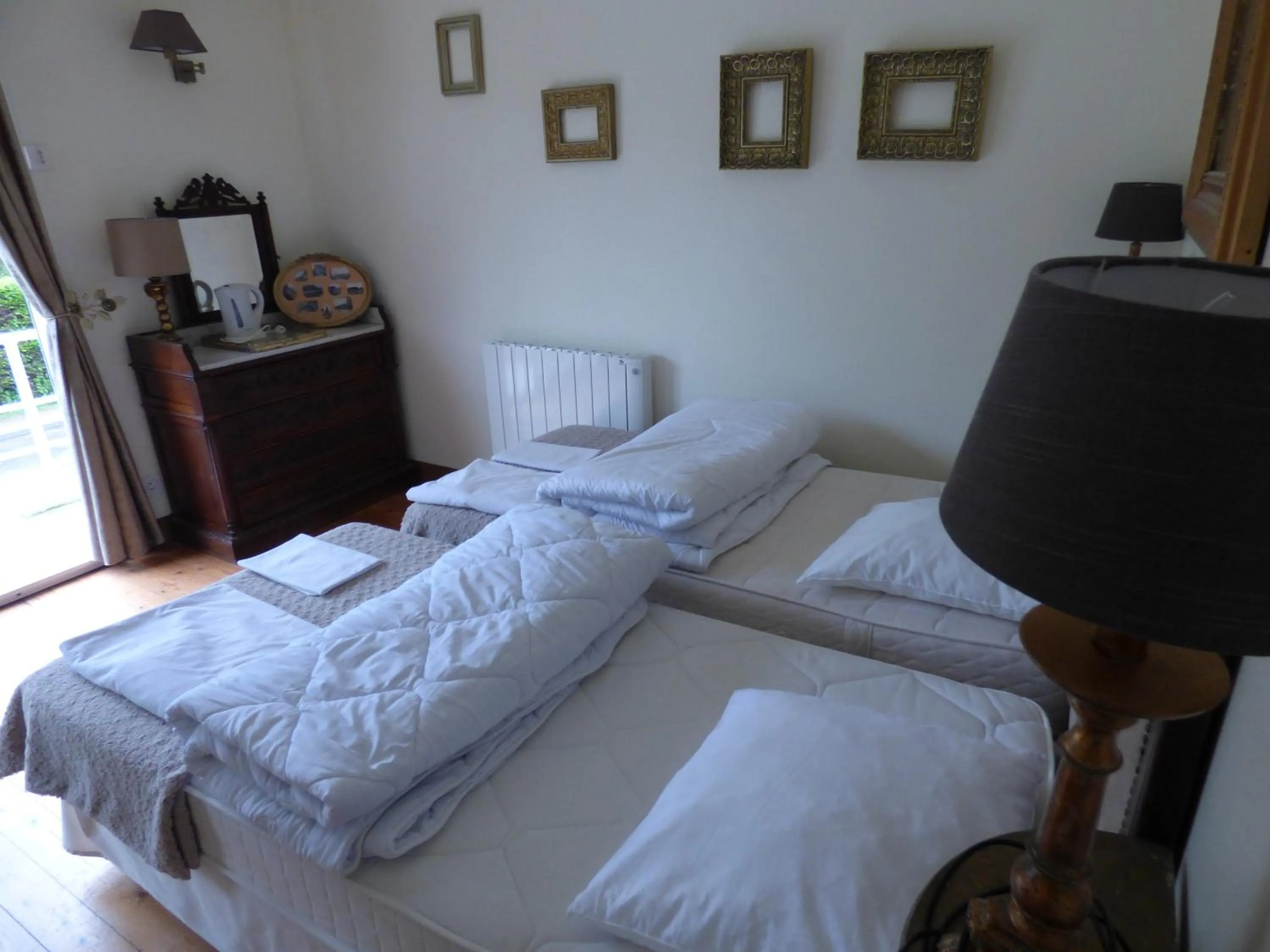 Bed in Le Clos des Camélias, 4 chambres- 8 personnes- 300m de la plage