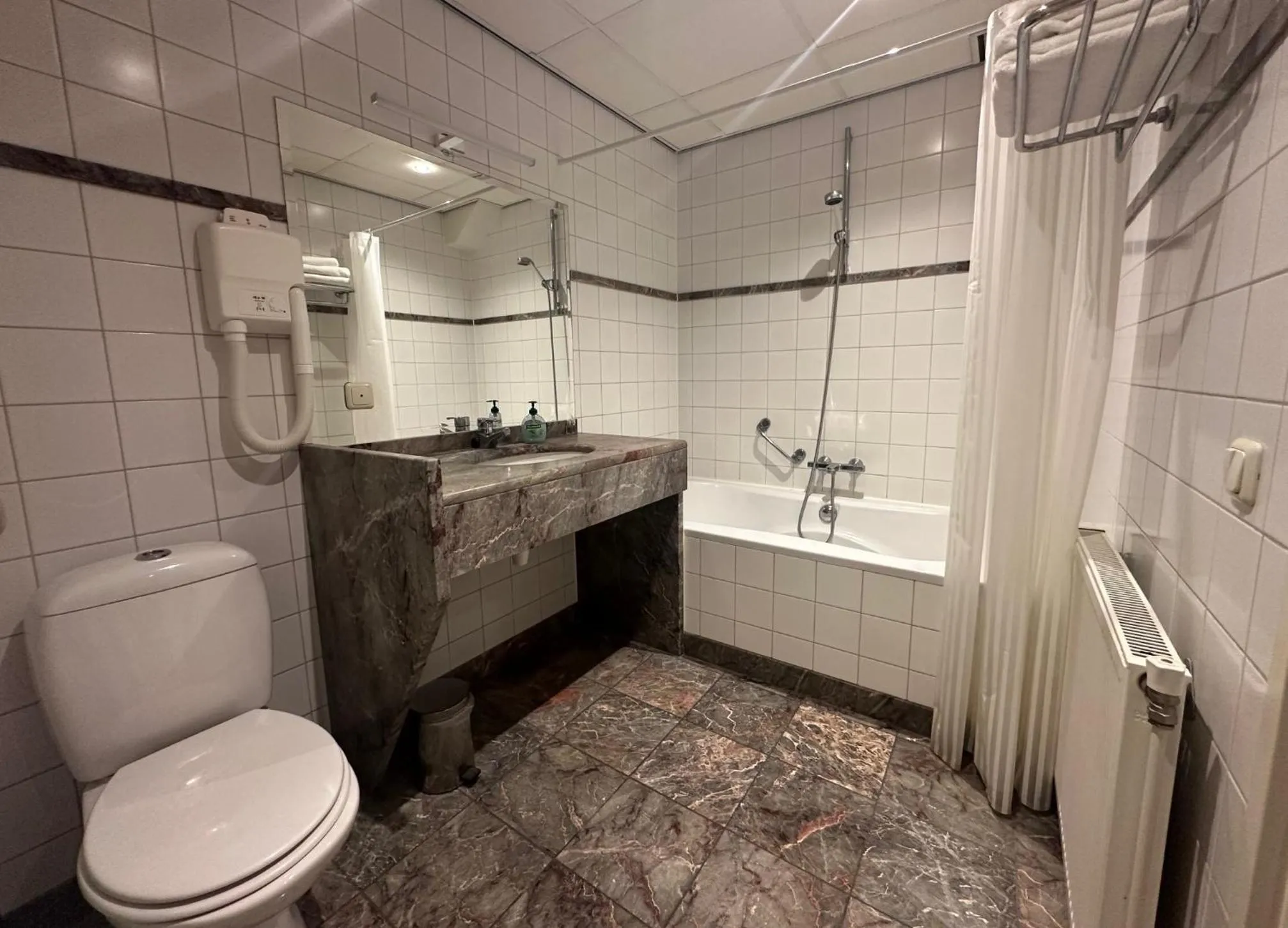 Shower in Hotel De Hertog