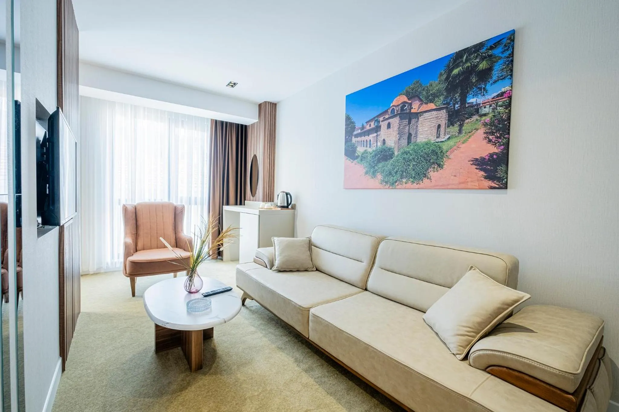 Communal lounge/ TV room in Euphrates Hotel Bursa