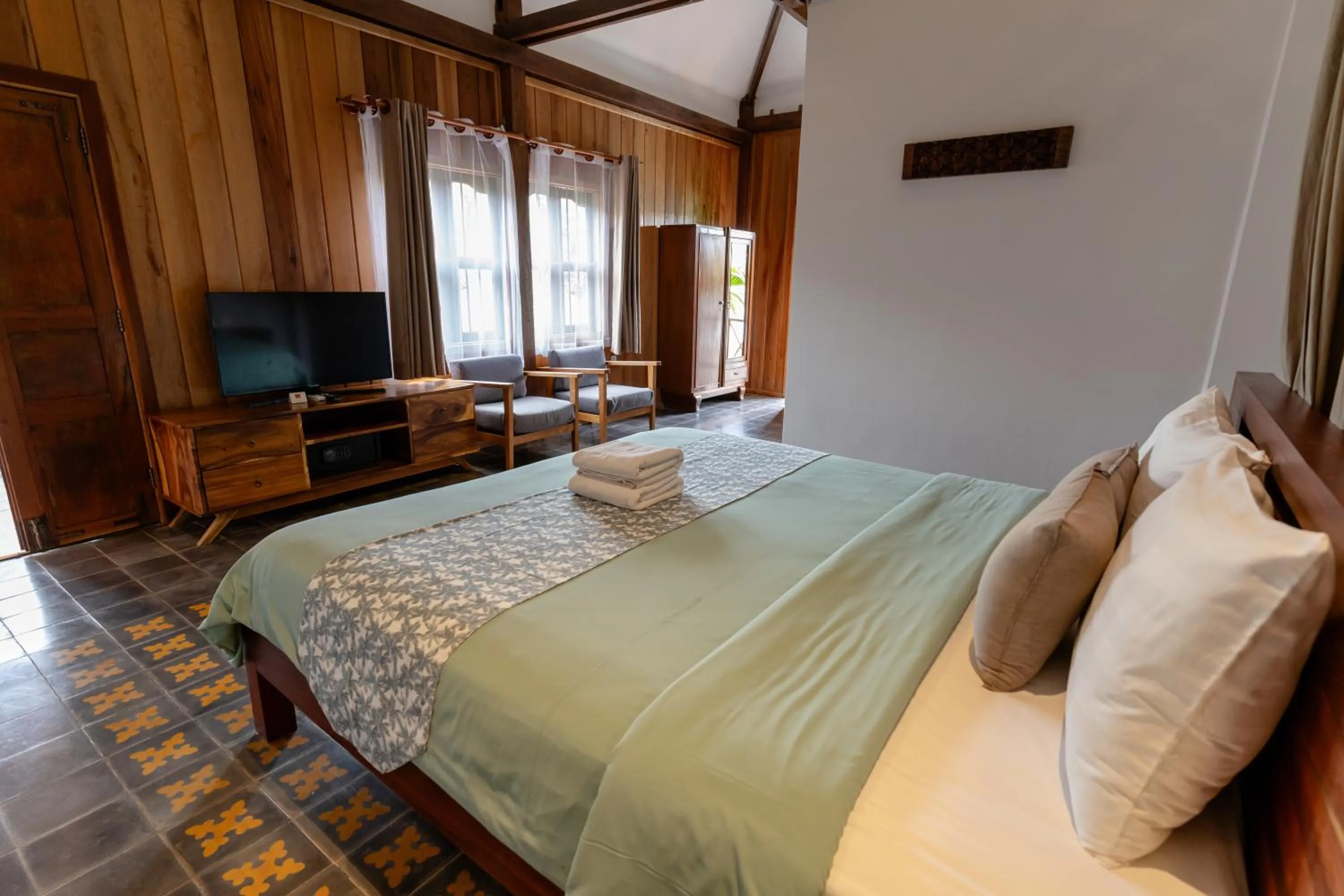 Communal lounge/ TV room, Bed in Villa Isann