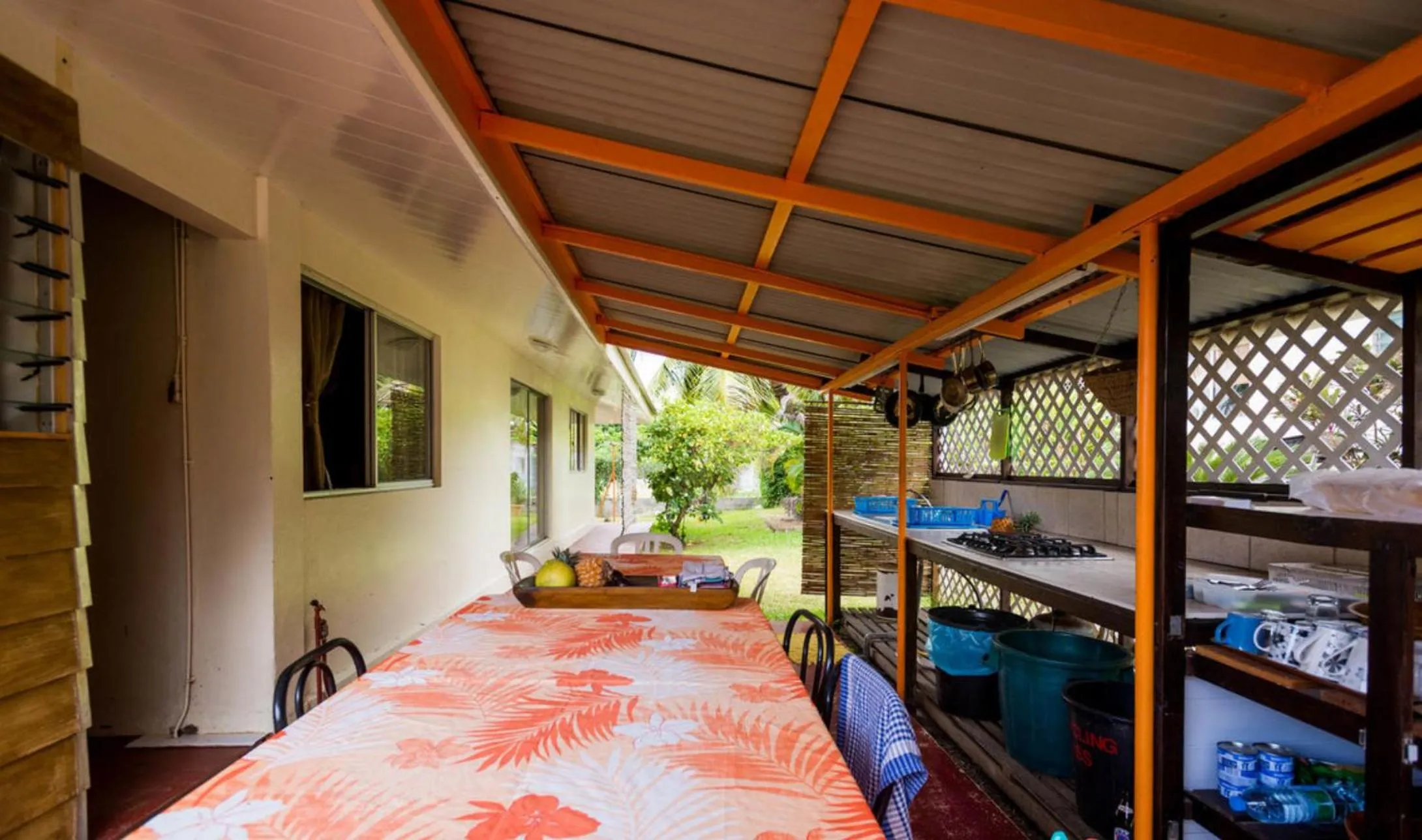 Kitchen or kitchenette, Bed in Pension TE MITI - PLAGE-BEACH 200m - Mahana Parc & Vaiava Beach pk18 - B&B CHAMBRES ou DORTOIR