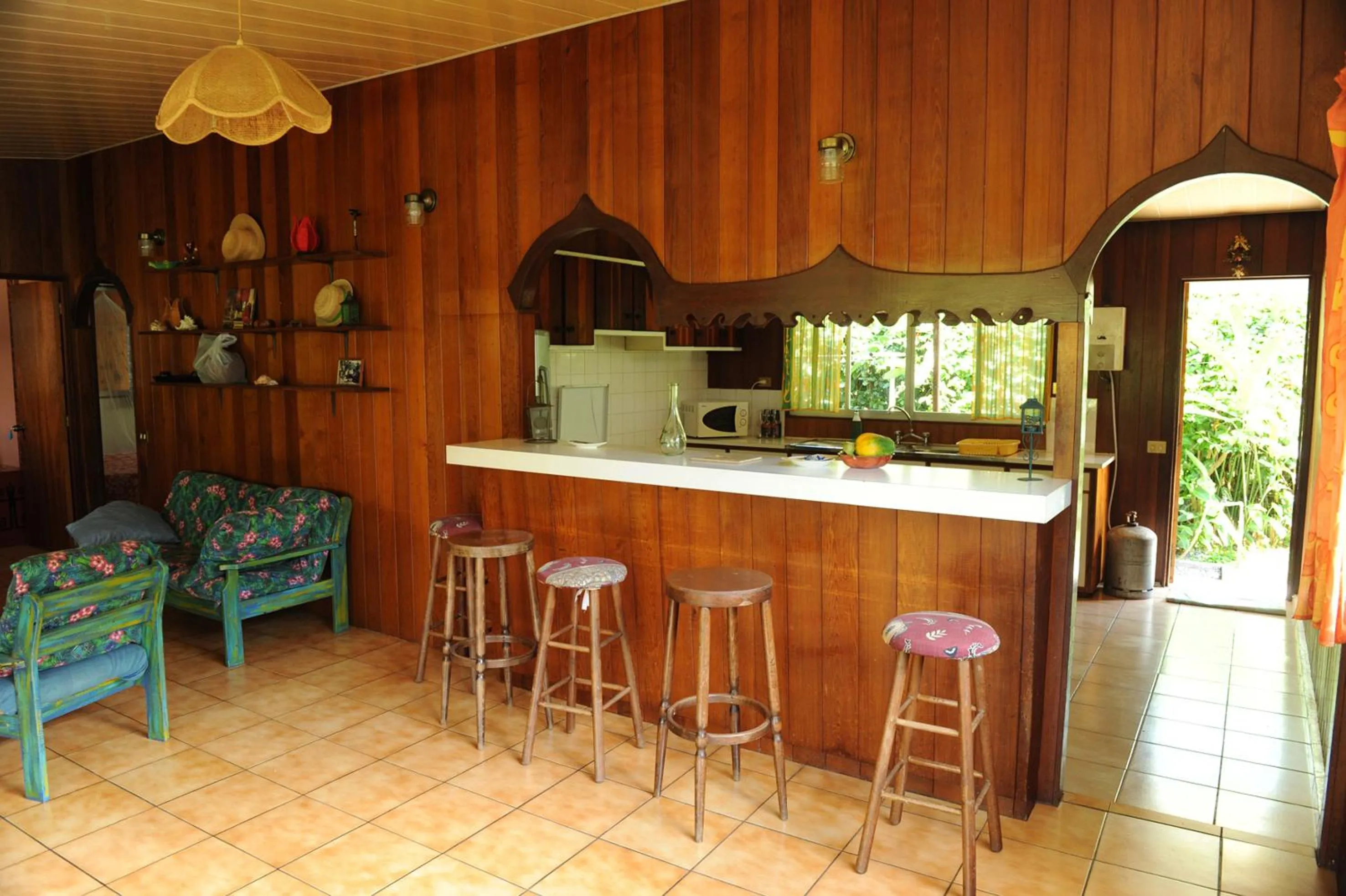 Dining area in Pension TE MITI - PLAGE-BEACH 200m - Mahana Parc & Vaiava Beach pk18 - B&B CHAMBRES ou DORTOIR