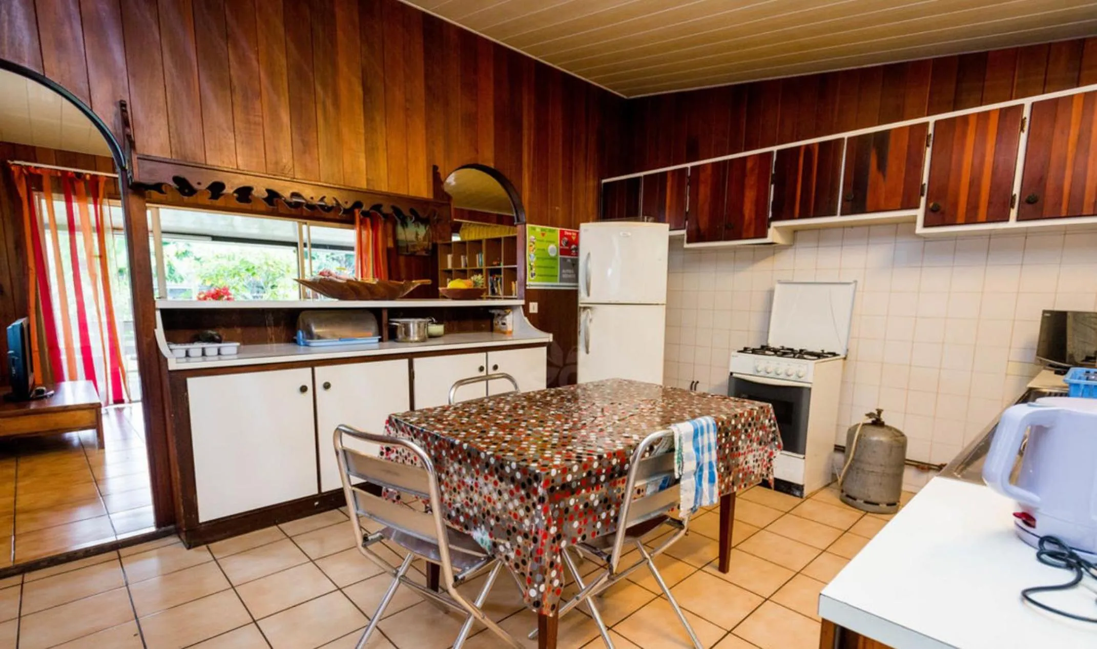 Coffee/tea facilities in Pension TE MITI - PLAGE-BEACH 200m - Mahana Parc & Vaiava Beach pk18 - B&B CHAMBRES ou DORTOIR