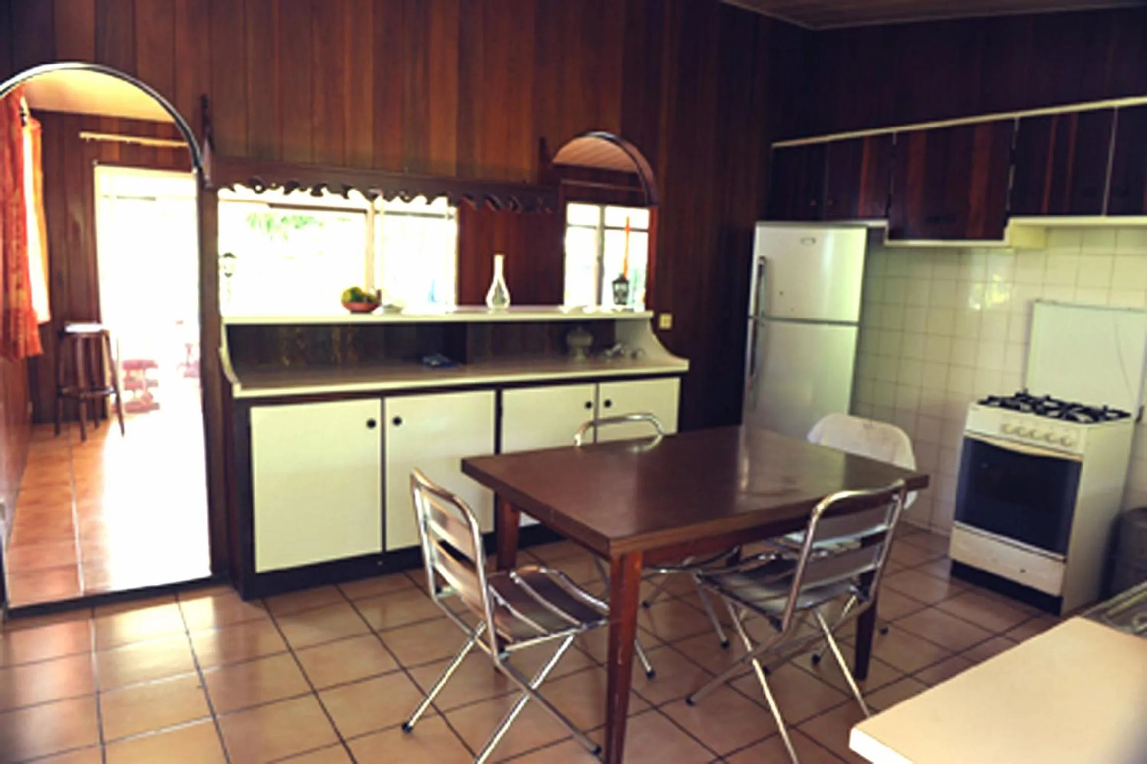 Kitchen or kitchenette in Pension TE MITI - PLAGE-BEACH 200m - Mahana Parc & Vaiava Beach pk18 - B&B CHAMBRES ou DORTOIR