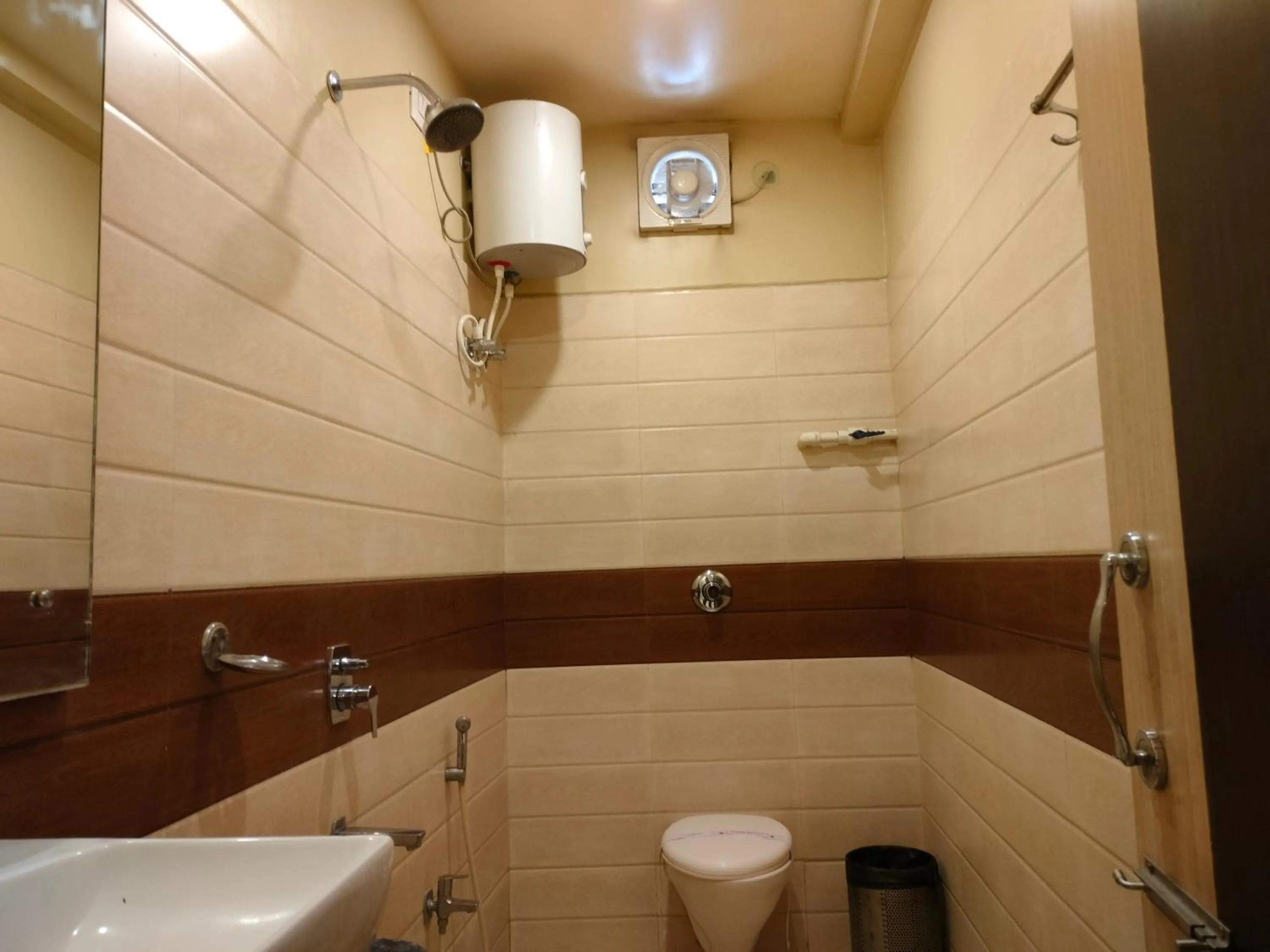 Shower in HOTEL BINAPANI Deluxe 1