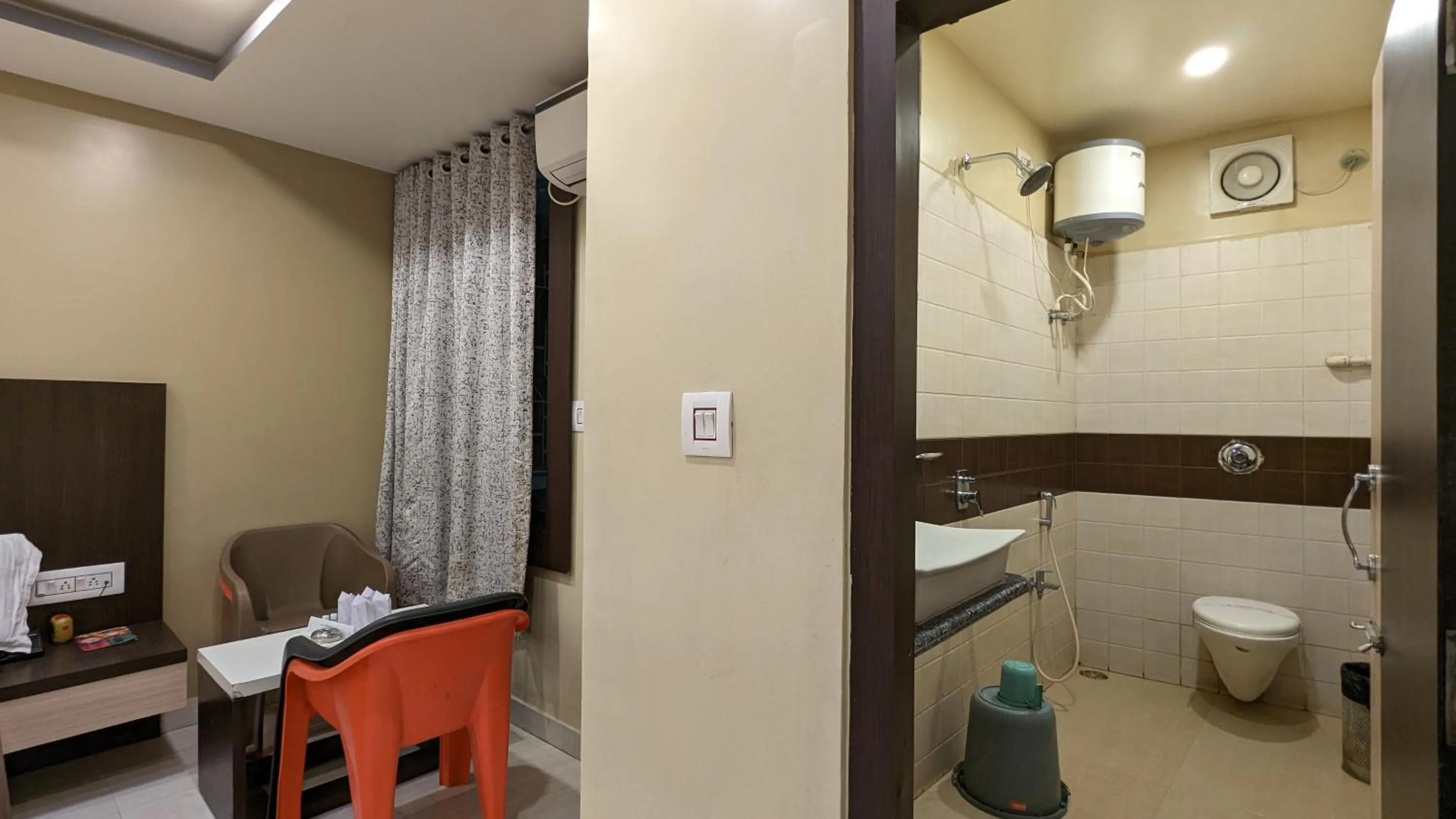 Shower in HOTEL BINAPANI Deluxe 1