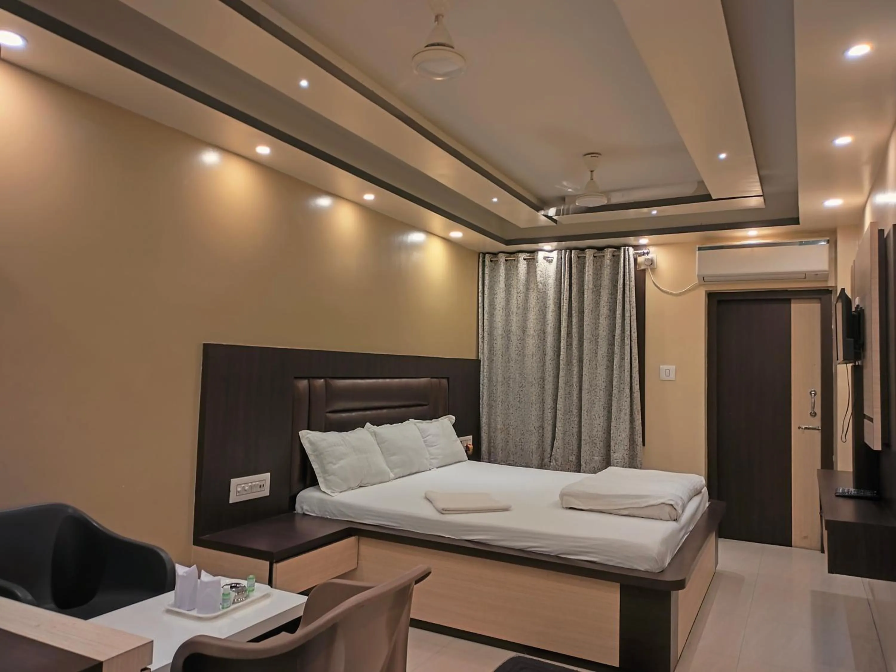 Bed in HOTEL BINAPANI Deluxe 1